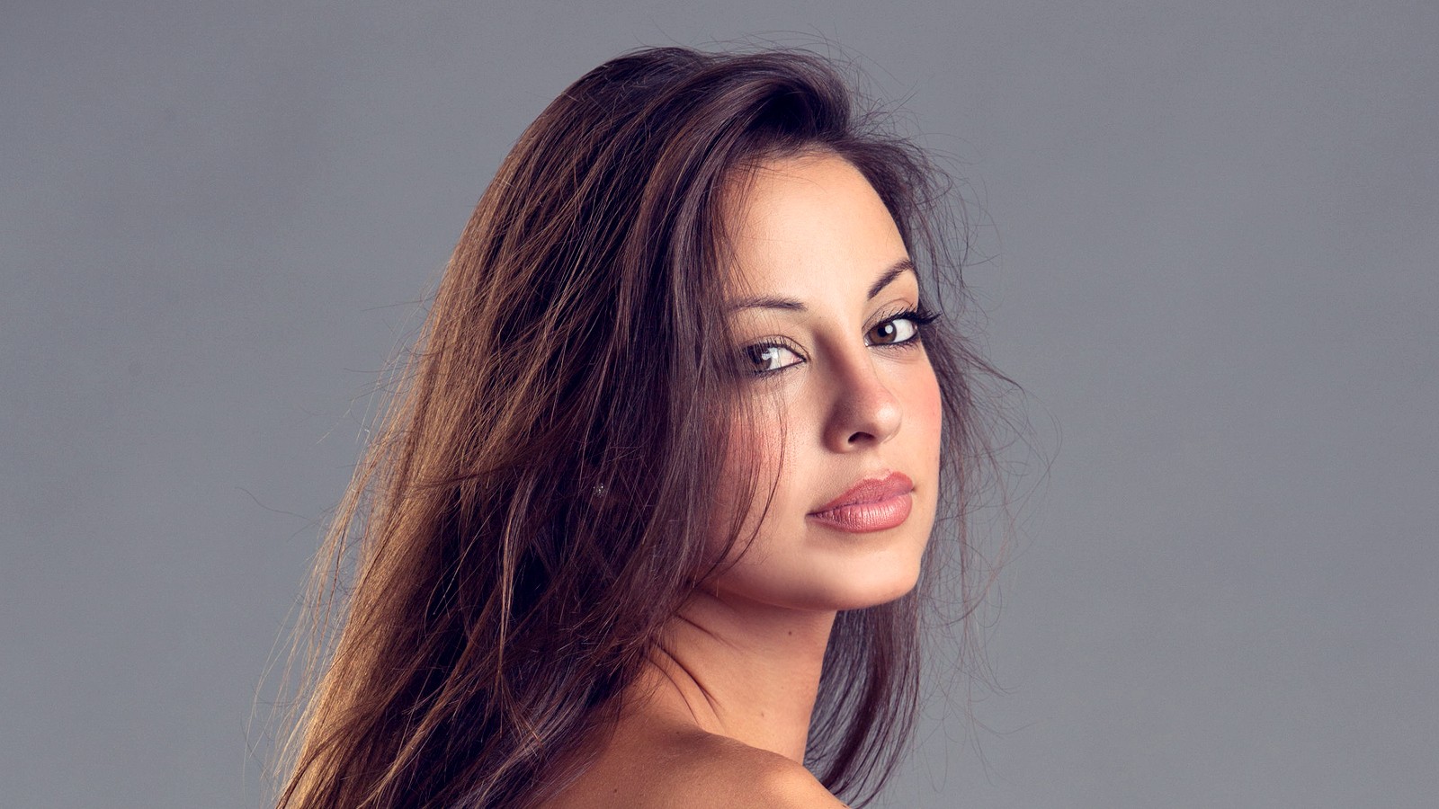 People 1600x900 model women Lorena Garcia sensual gaze brunette closeup simple background