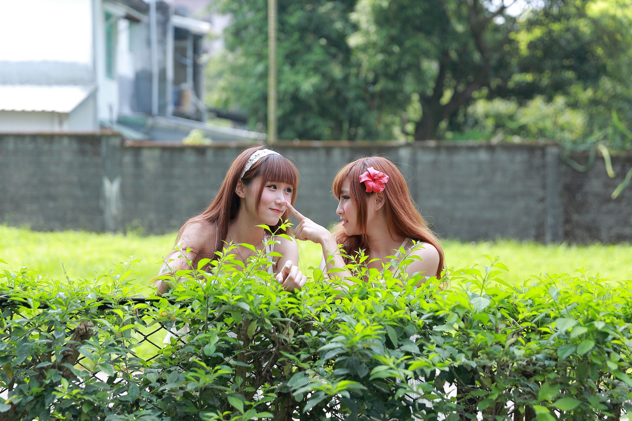 People 2048x1365 Ji Xin Qiao Asian women redhead long hair straight hair hairband flower in hair outdoors couple