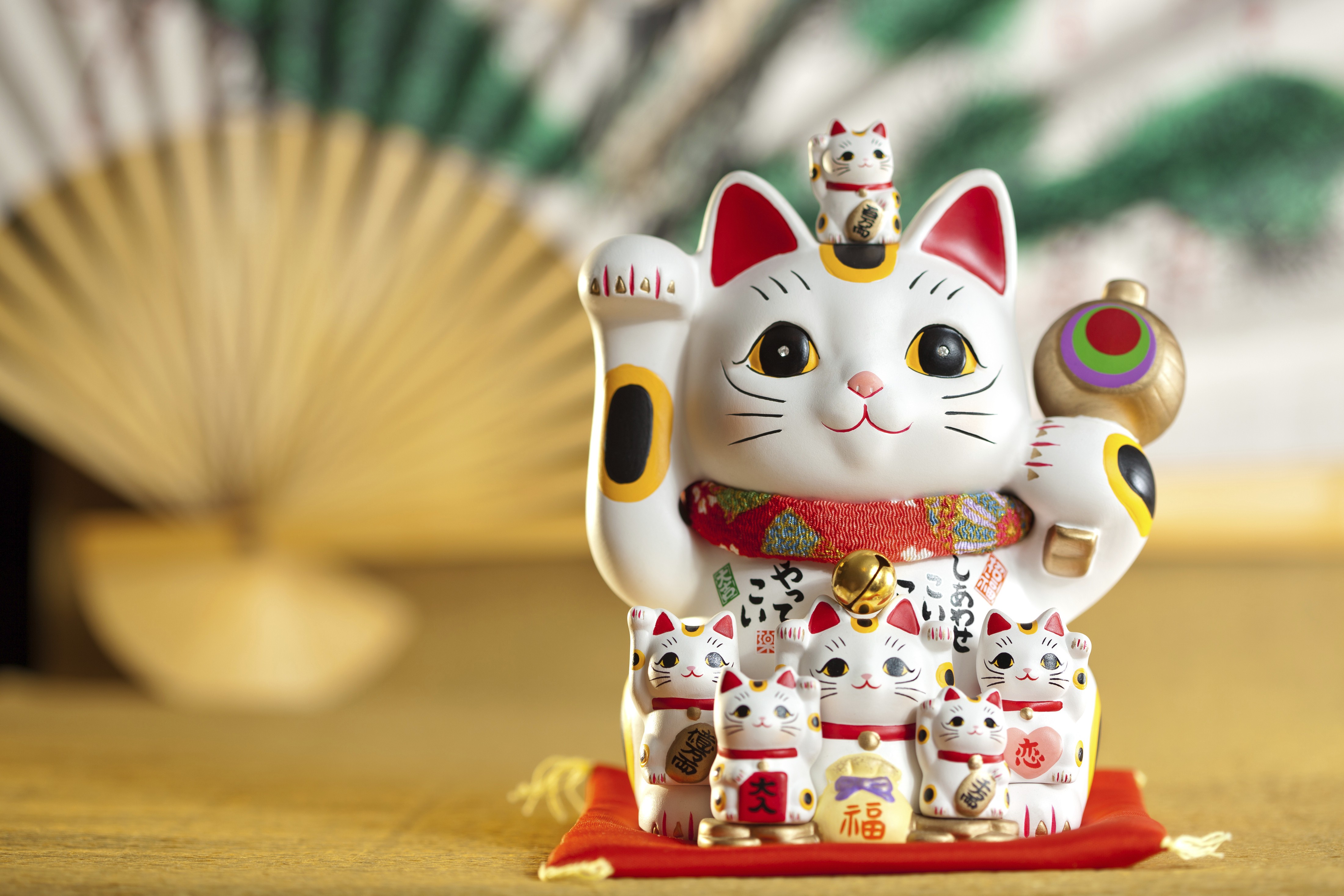General 4400x2934 cats statue indoors Lucky Charms