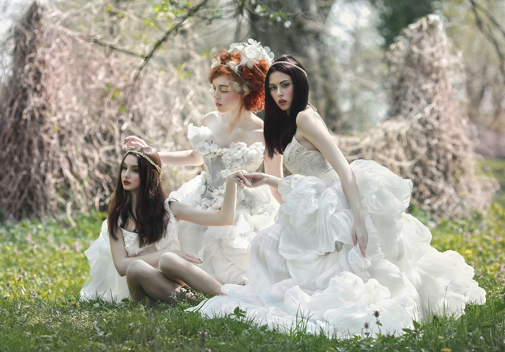 Рядом стоят 3 девушки. Две девушки в белых платьях. Фотосессия 3 девушки. Девушка в белом платье. Три девушки в белом платье.