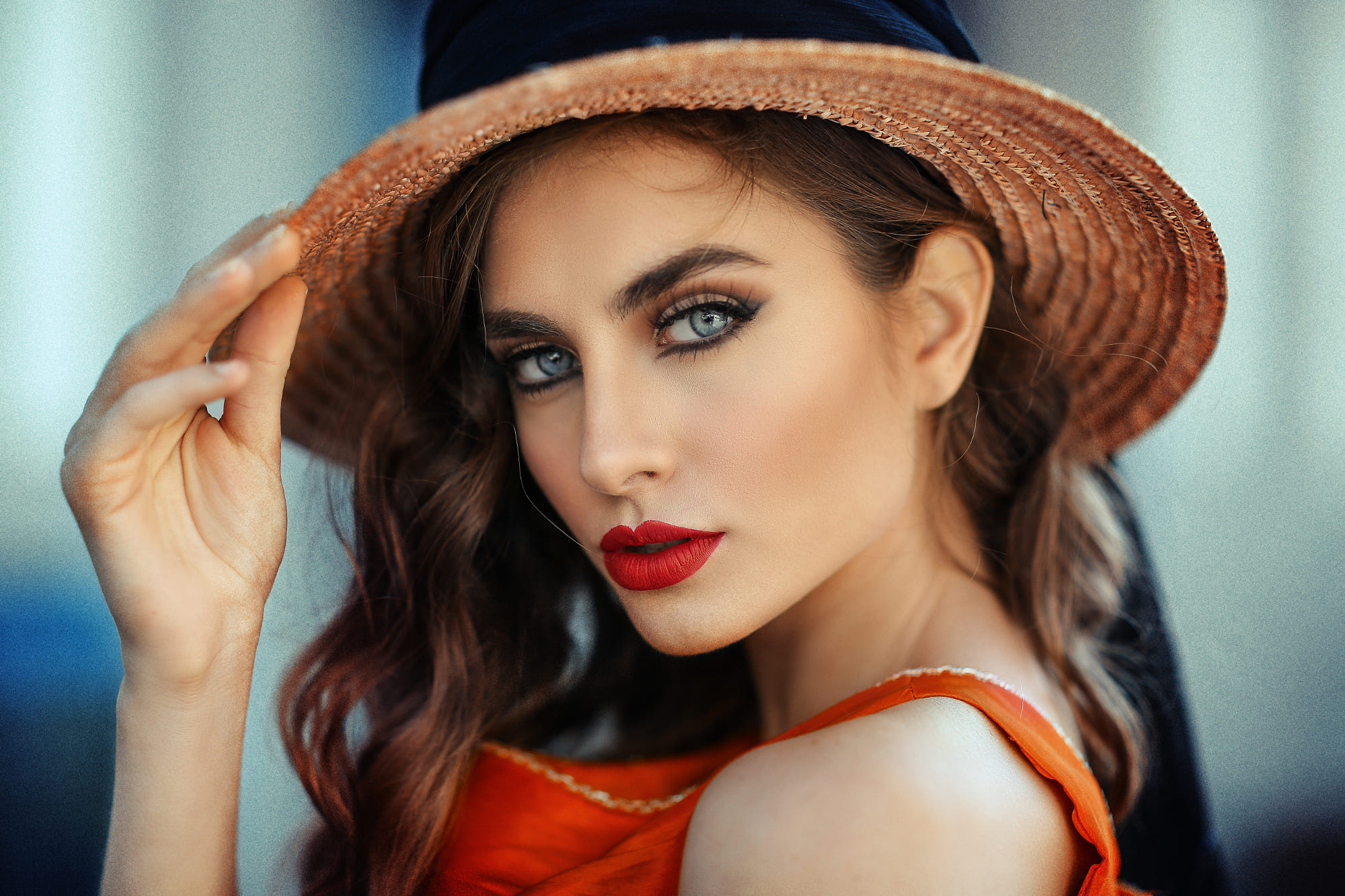 People 2000x1333 women brunette hat face portrait blue eyes red lipstick eyeshadow bokeh Alessandro Di Cicco