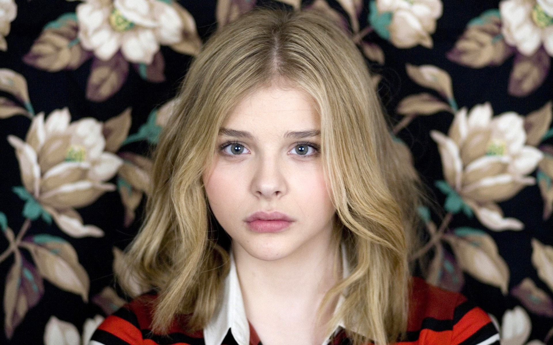 People 1920x1200 Chloë Grace Moretz blonde actress looking at viewer simple background women