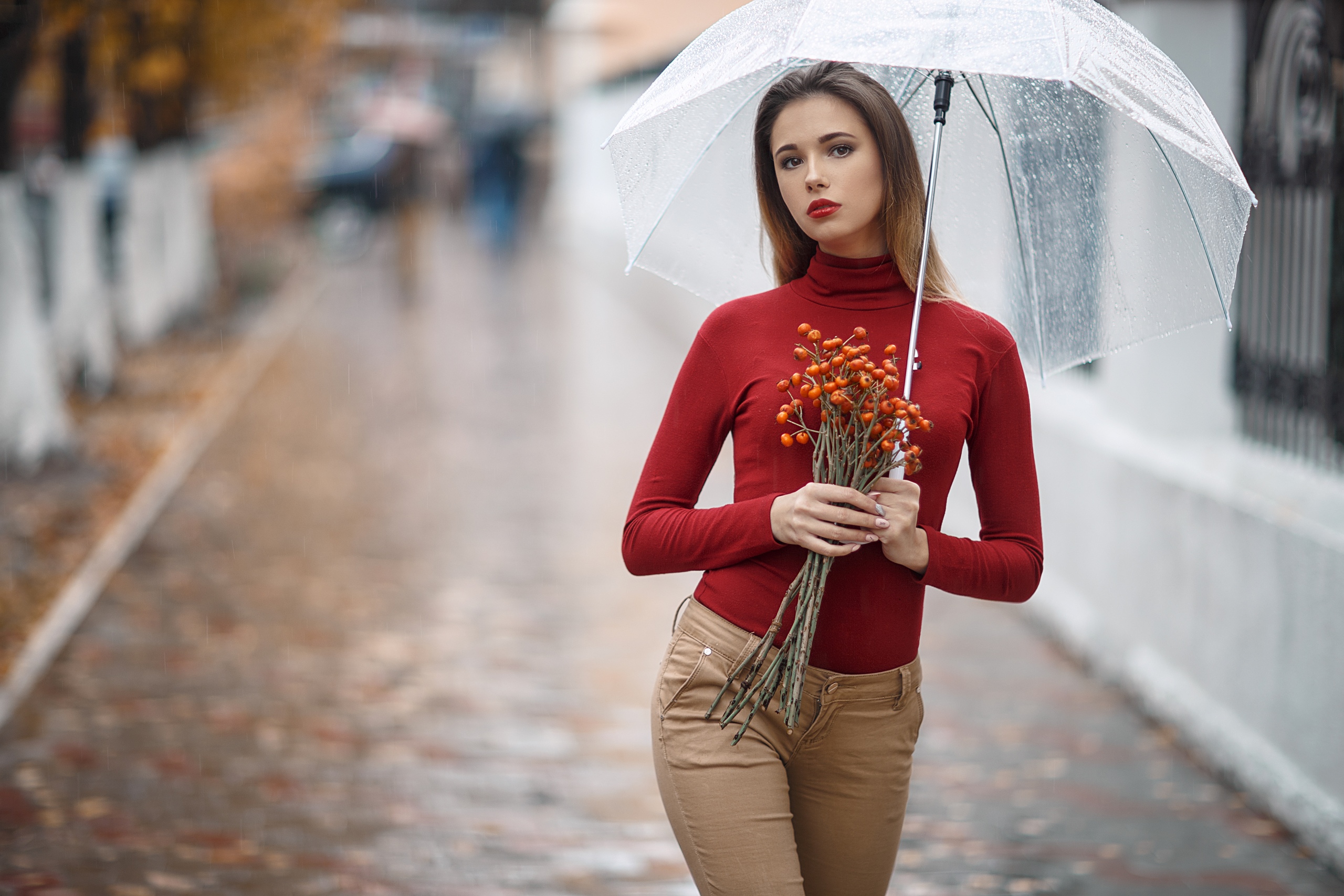 Девушка с зонтом на улице