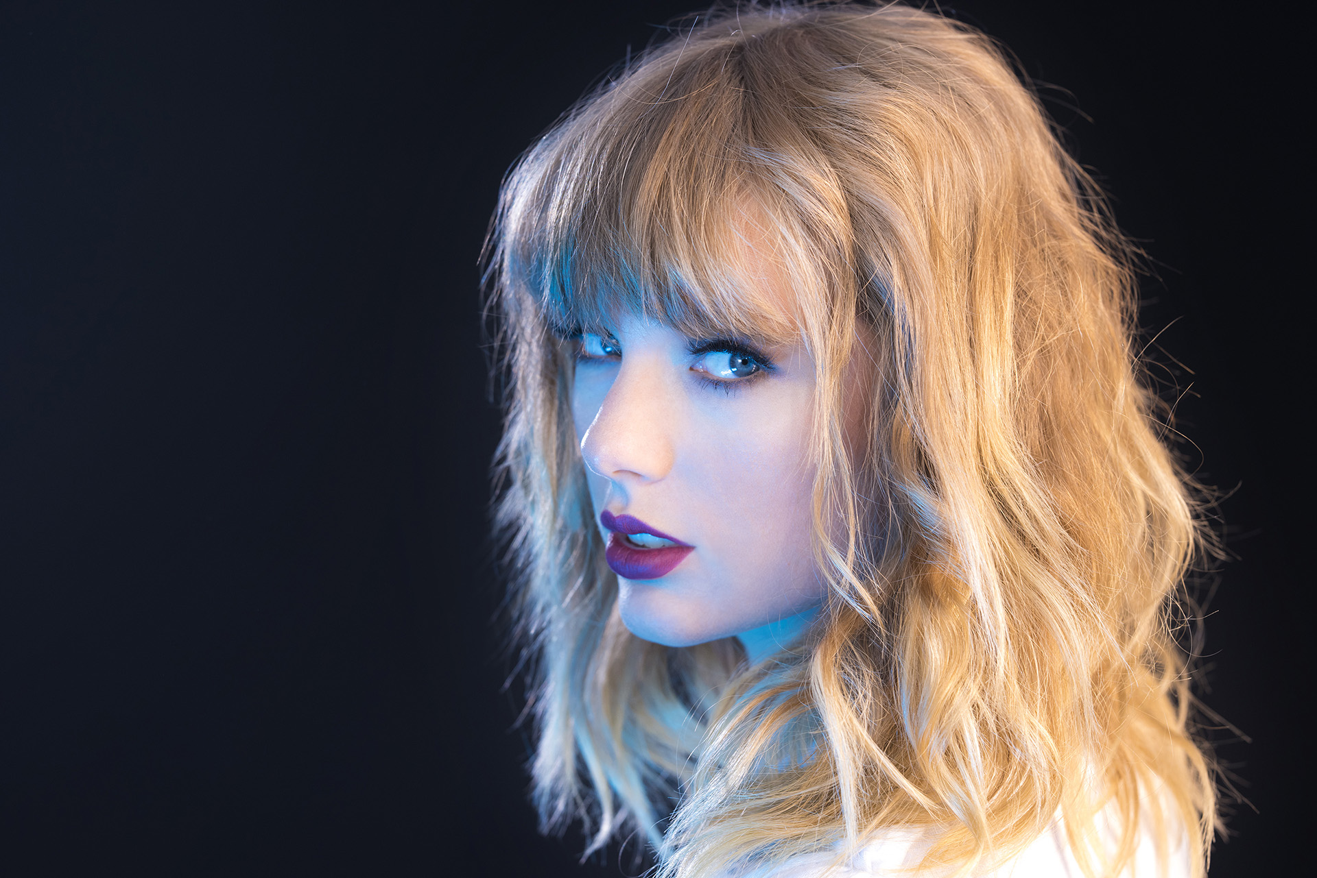 People 1920x1281 Taylor Swift women singer blonde blue eyes simple background face lipstick