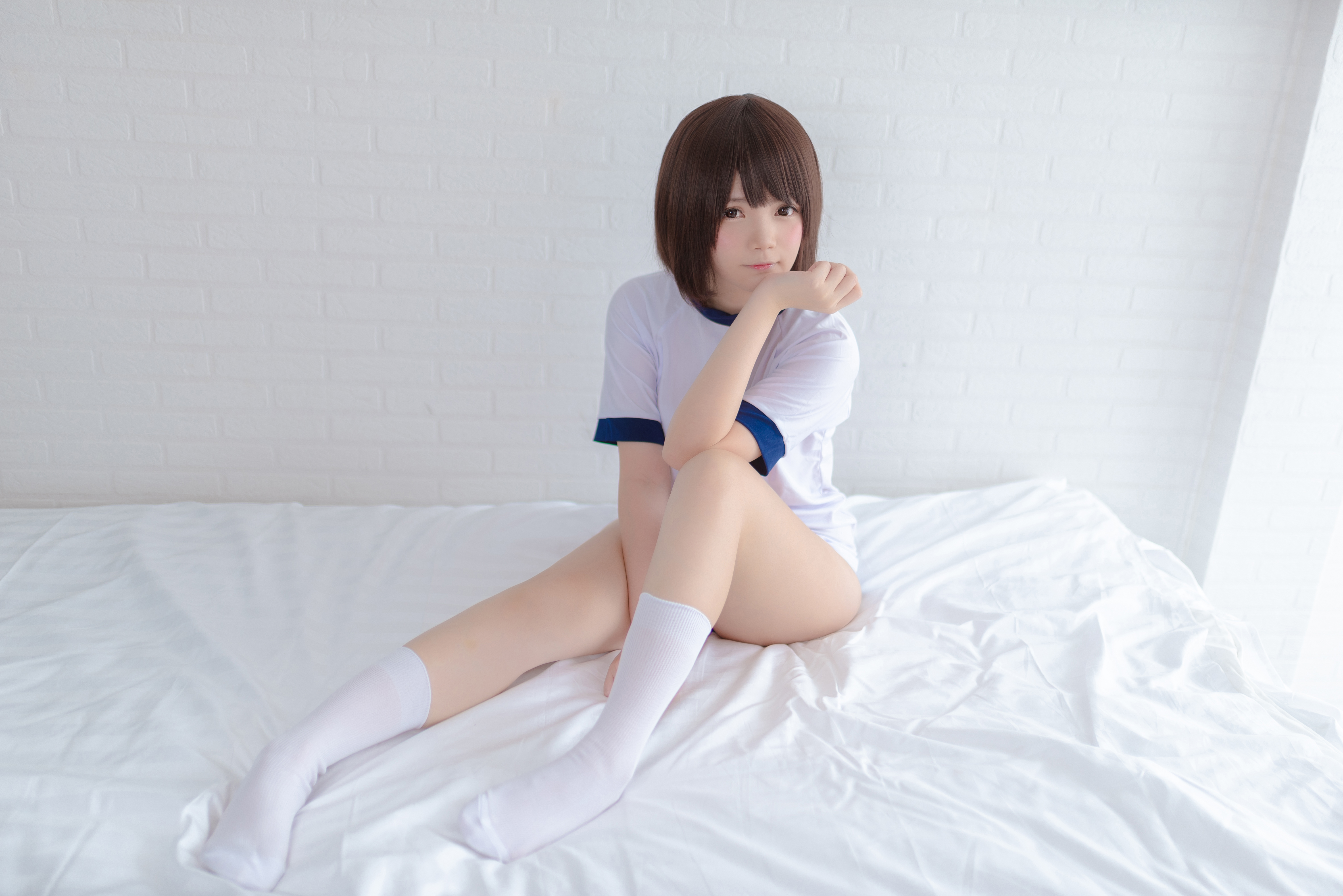 People 6016x4016 MiuMiu women model brunette Asian cosplay gym clothes T-shirt looking at viewer thighs white socks socks sitting in bed indoors women indoors crew socks pointed toes bangs blunt bangs hand on face short sleeves