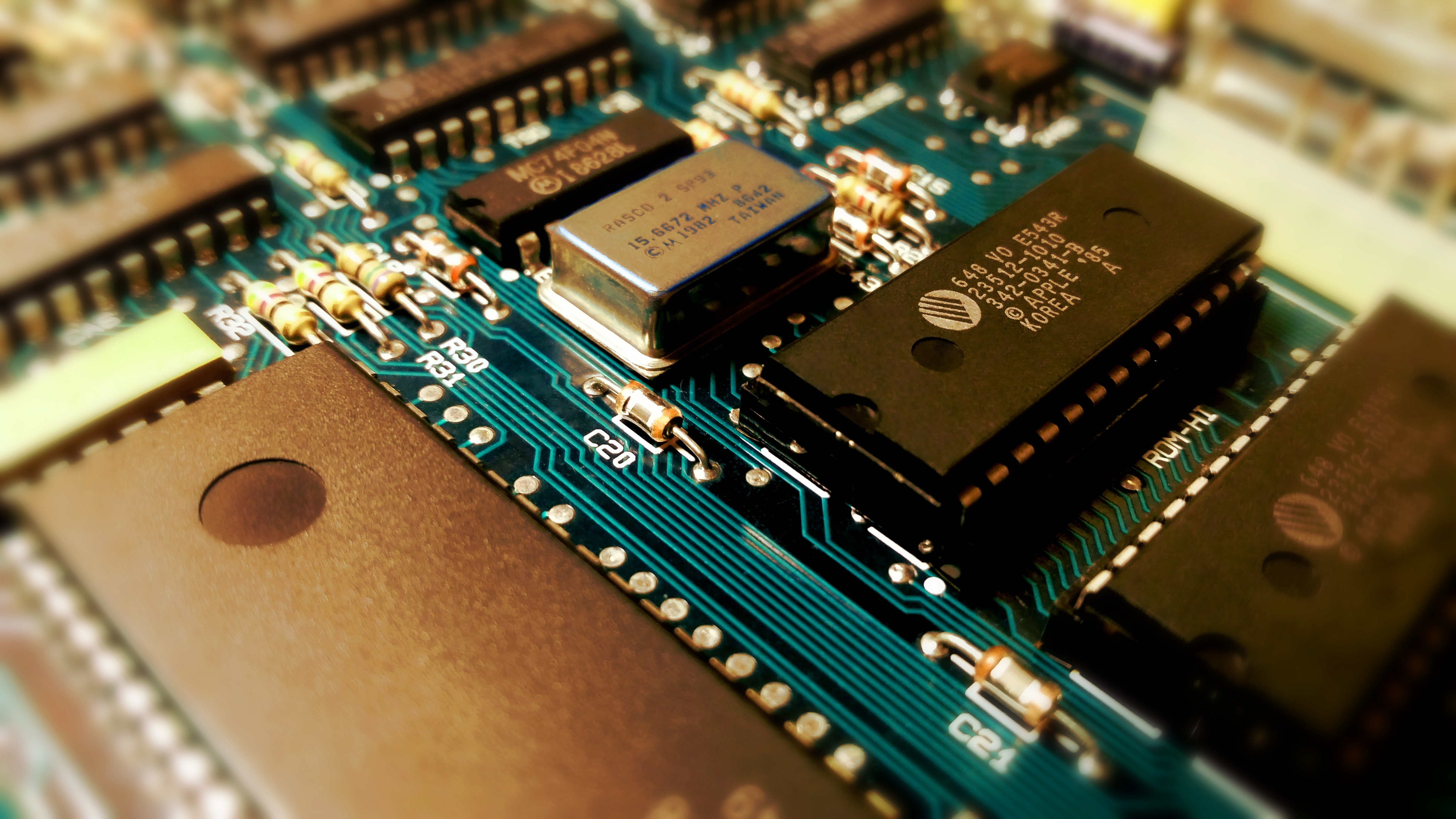 General 5312x2988 electronics quartz resistor circuit boards macro microchip hardware