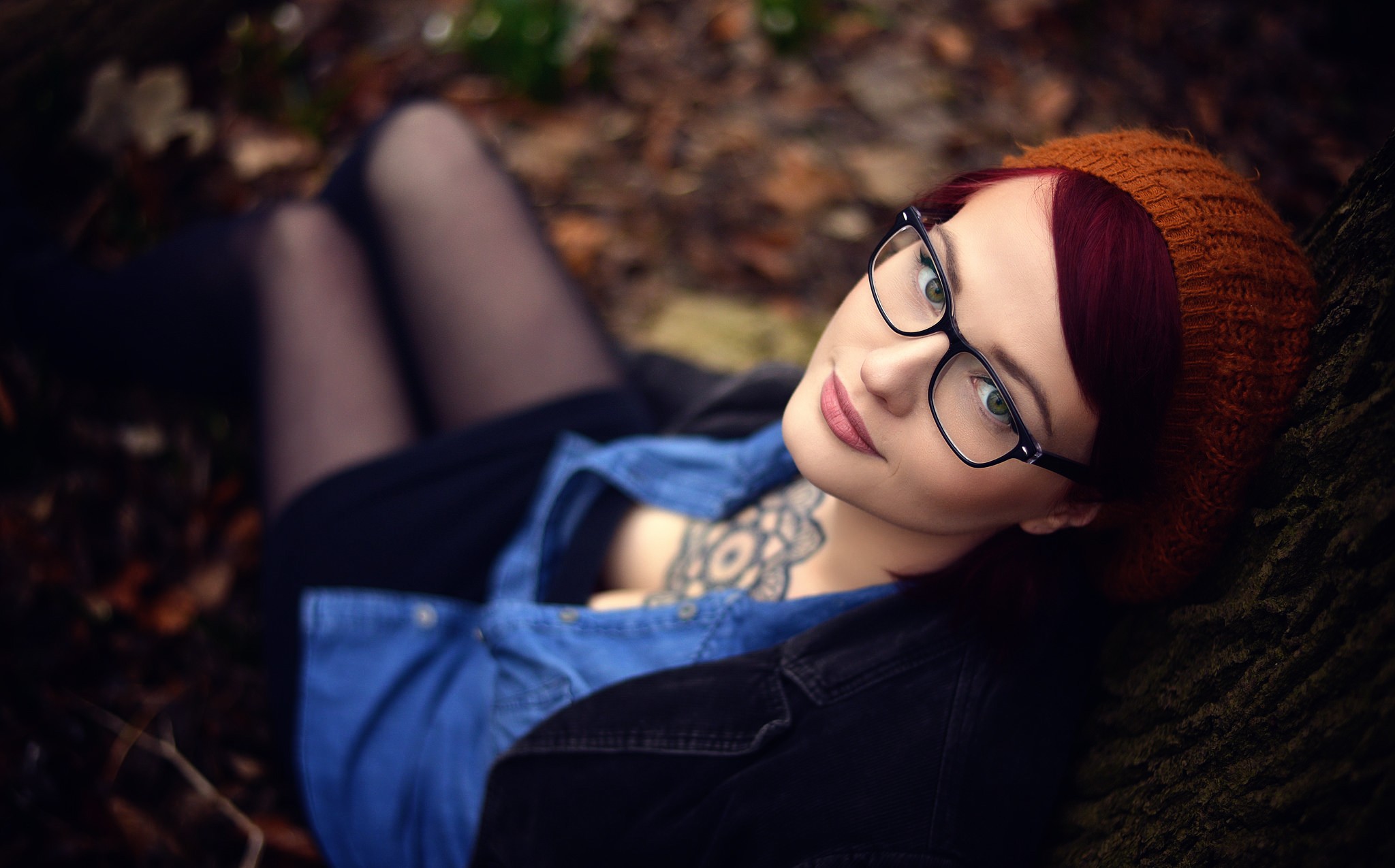 People 2048x1275 women women with glasses redhead looking at viewer women outdoors model tattoo glasses cleavage woolly hat face