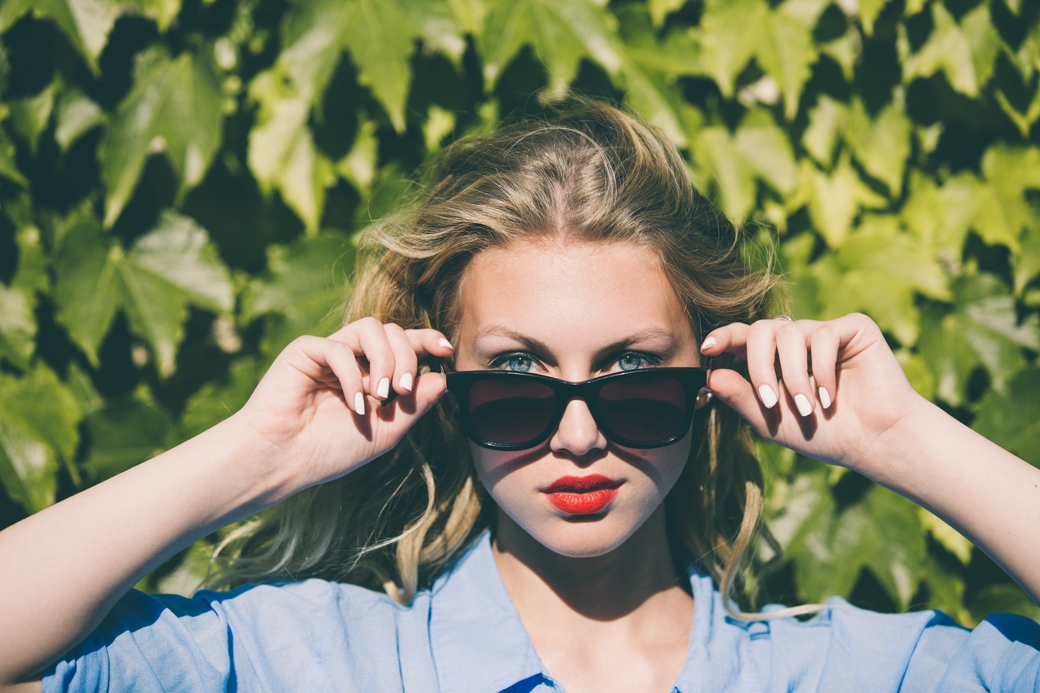 People 2048x1365 women blonde portrait red lipstick women outdoors model looking at viewer face sunglasses women with shades white nails painted nails