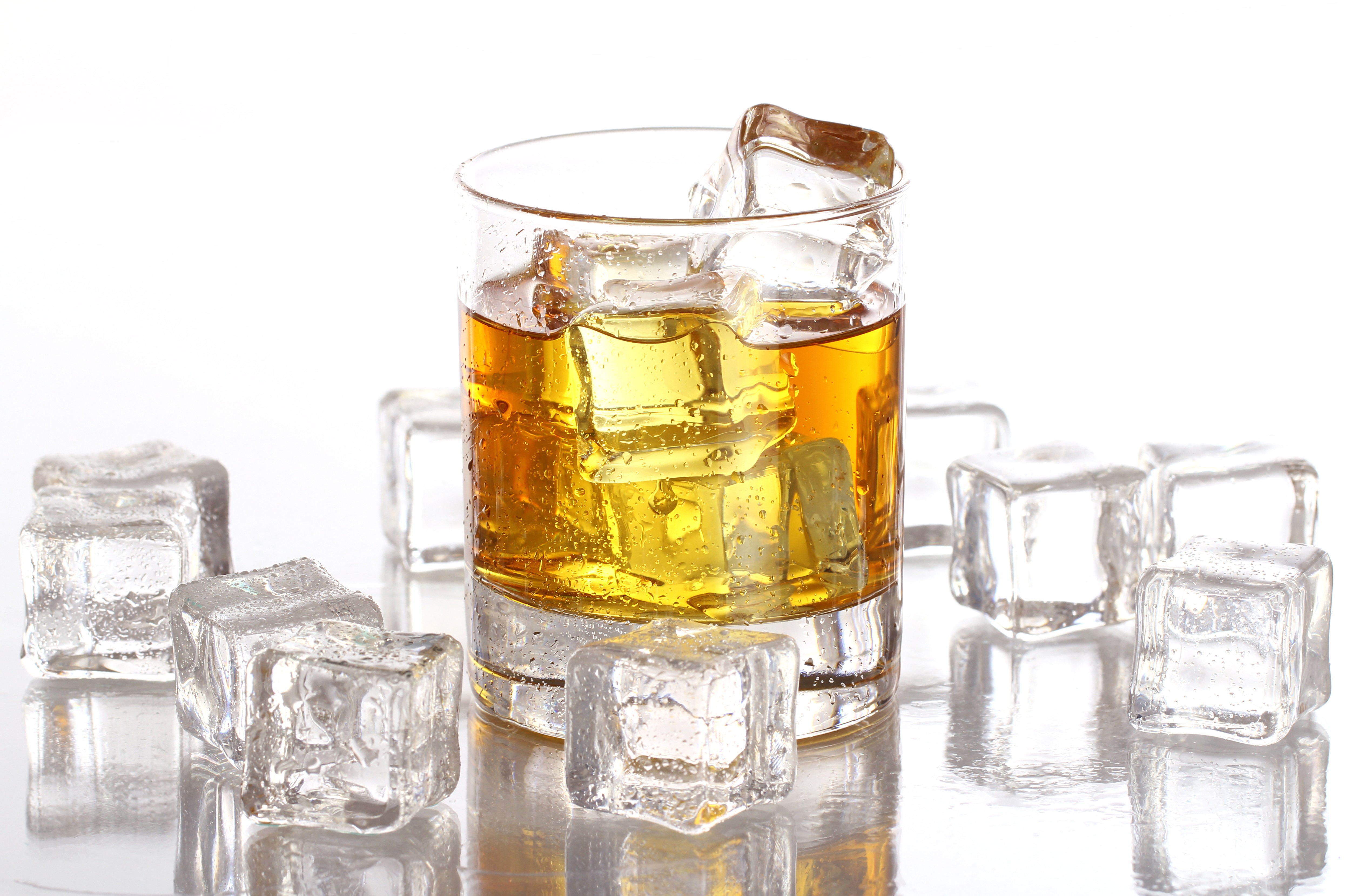 General 5028x3318 ice cubes alcohol drinking glass white background food simple background