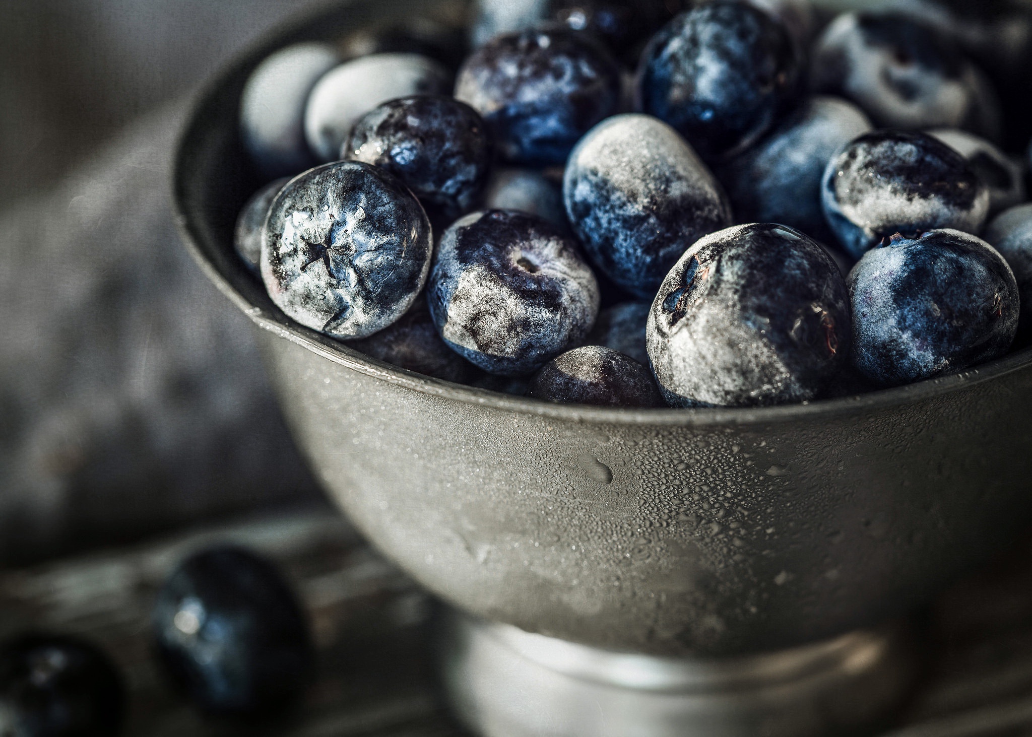 General 2048x1463 fruit berries food blueberries macro bowls selective coloring blue