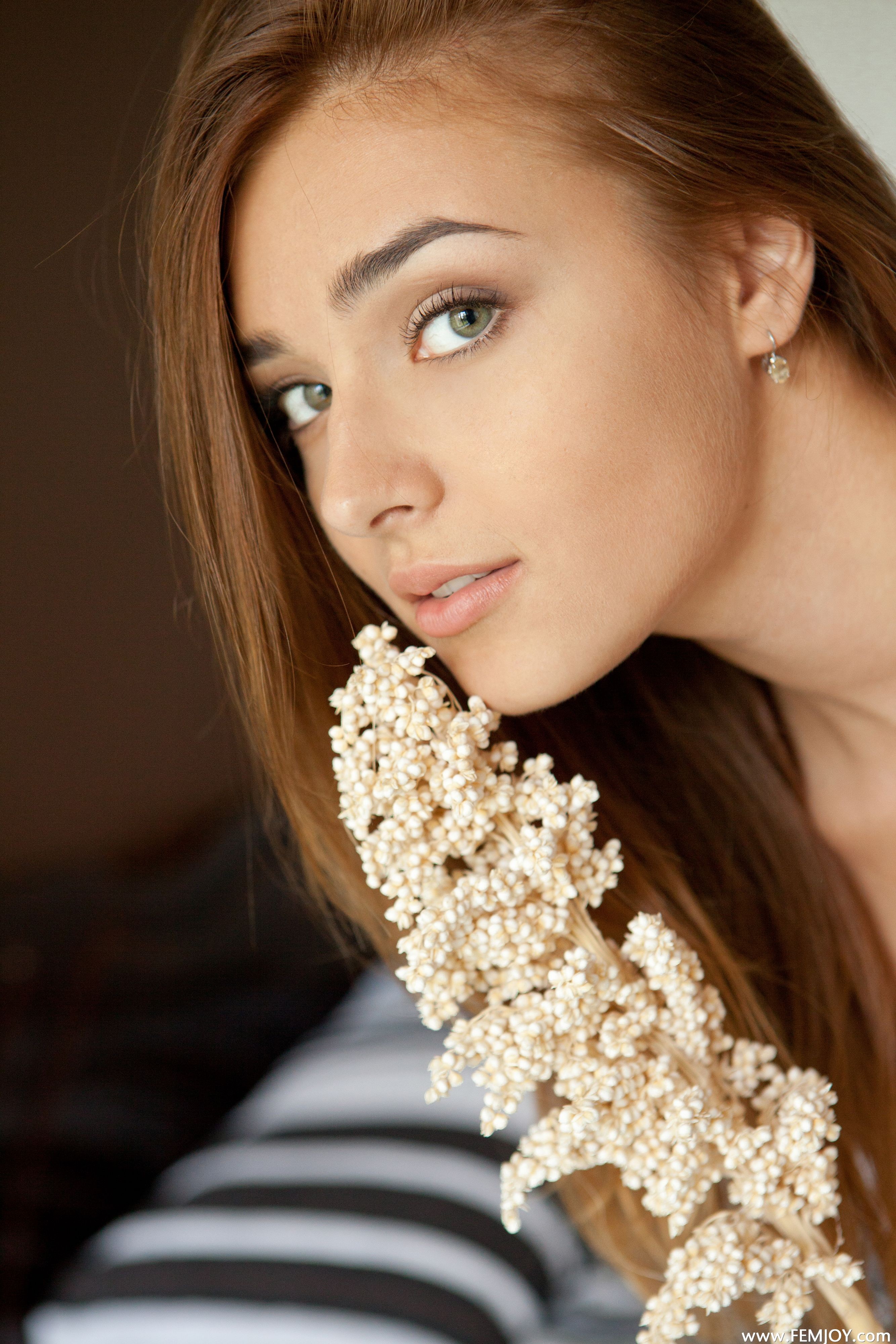 Adriana Morriss, model, duckface, hazel eyes, brunette 