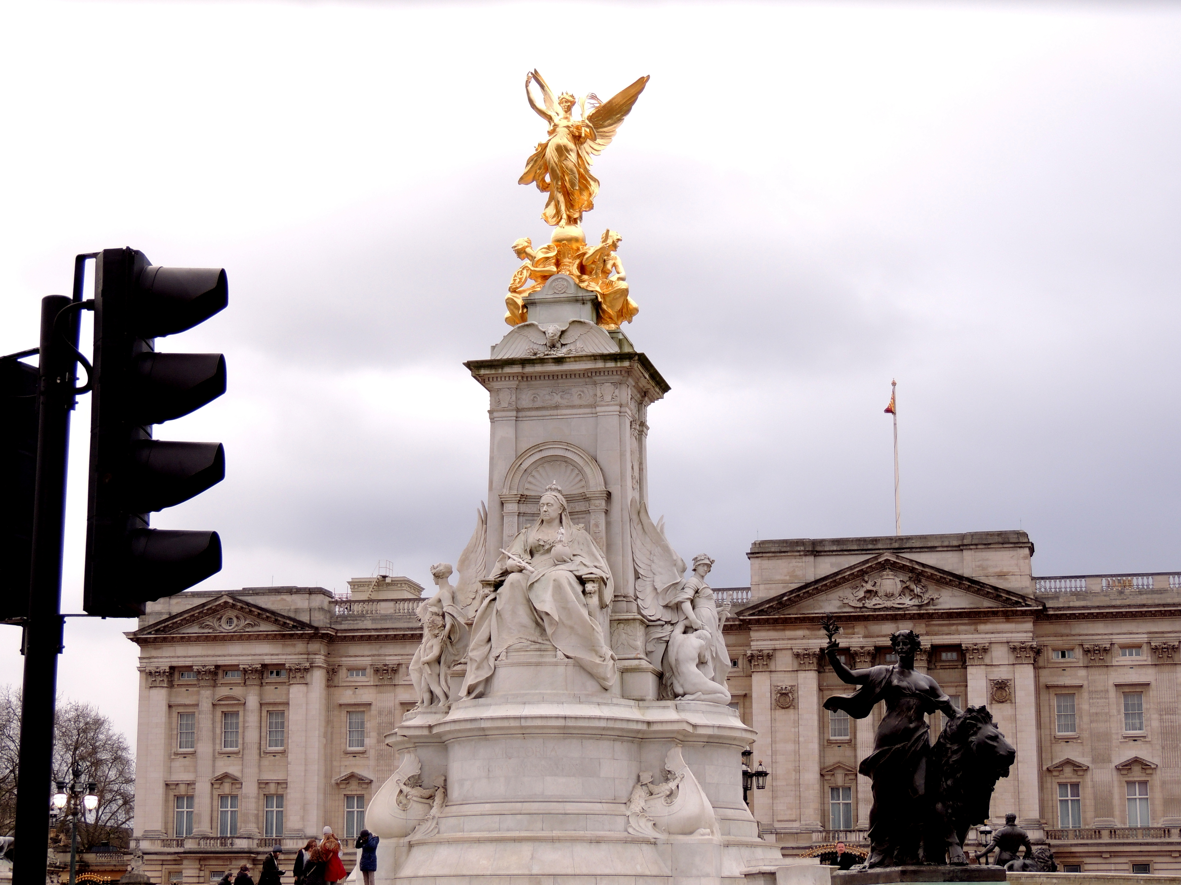 General 4608x3456 Queen Elizabeth II London city statue landmark
