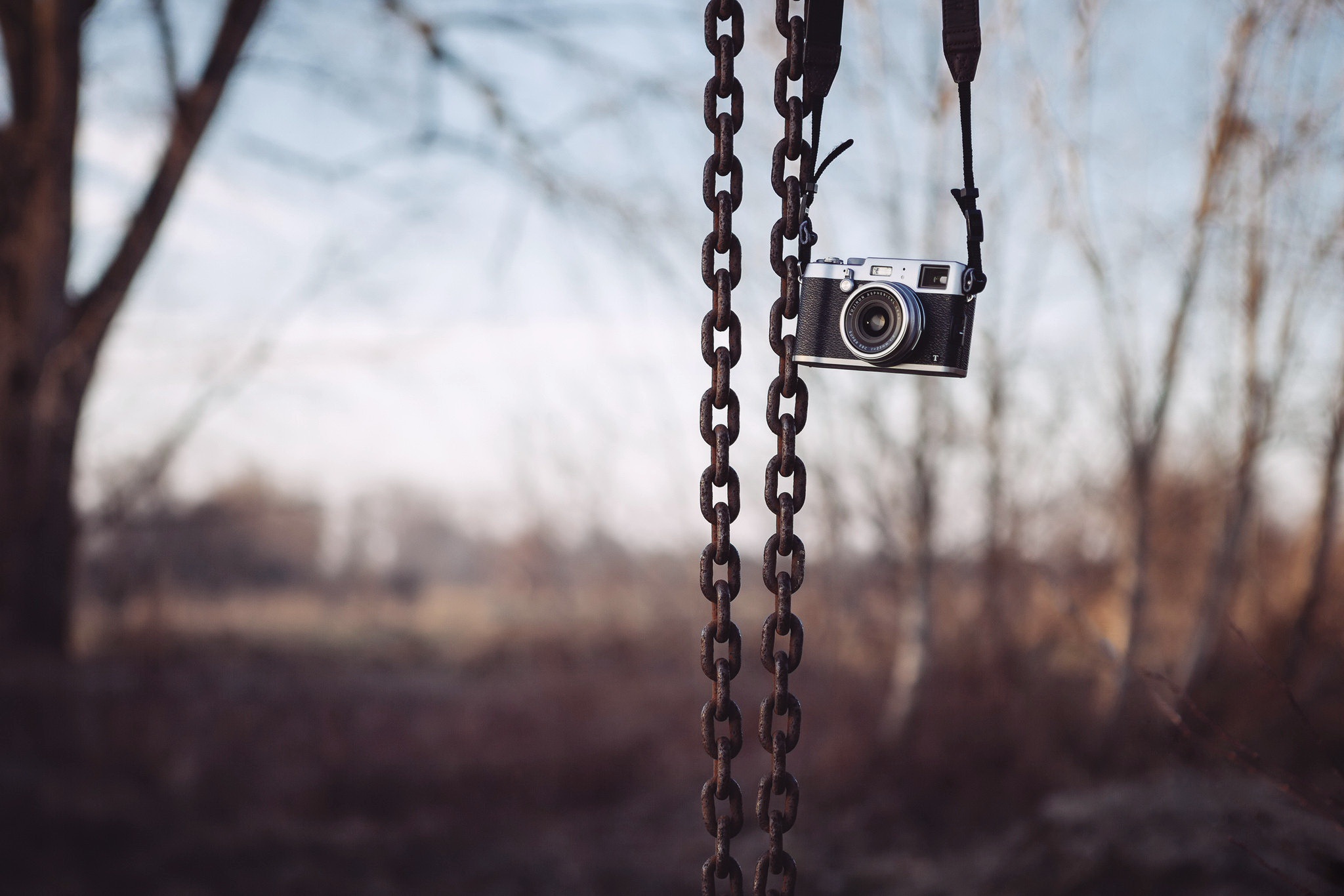General 2048x1366 chains outdoors camera