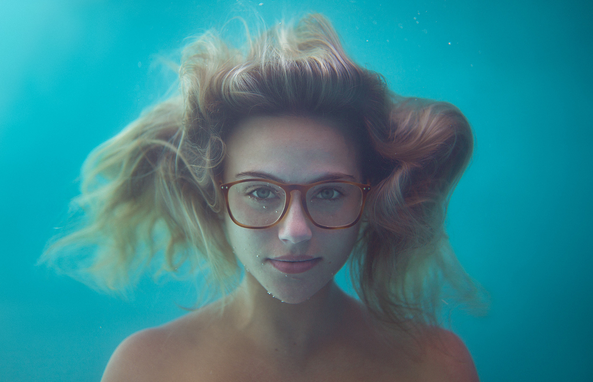 People 2048x1322 portrait women with glasses underwater women