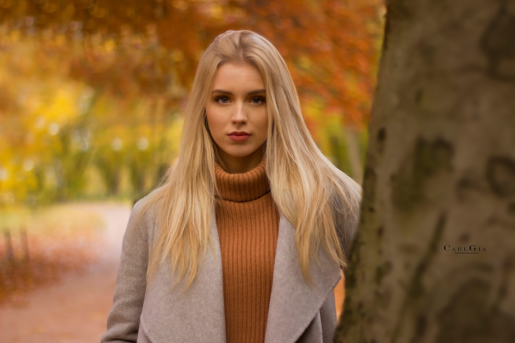 People 1685x1123 Carl Gia women blonde long hair straight hair makeup looking at viewer coats sweater orange clothing depth of field outdoors grey coat orange sweater closed mouth fall Candice model women outdoors fashion