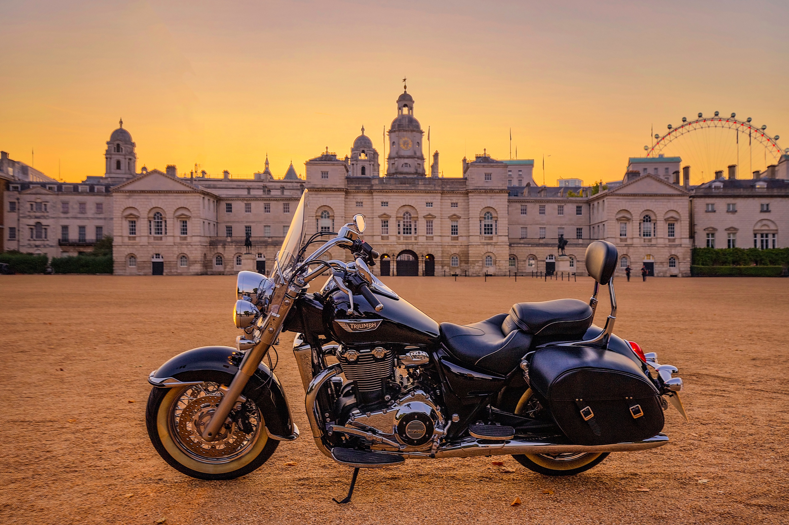 General 2560x1704 building palace vehicle motorcycle Triumph Thunderbird Triumph British motorcycles
