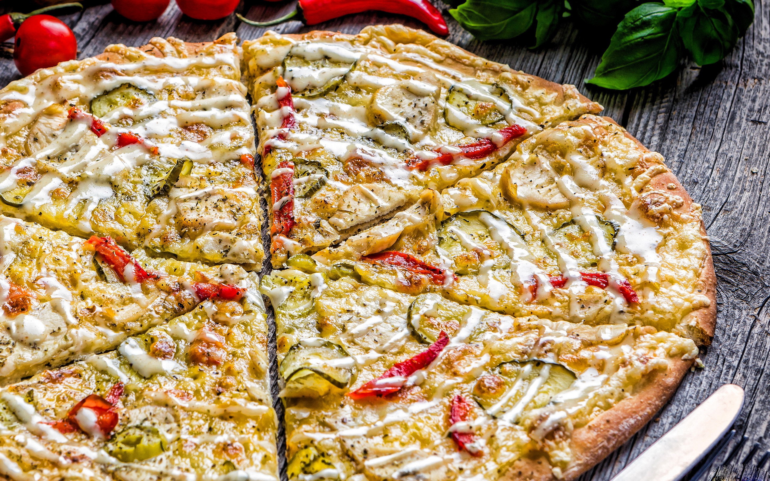 General 2560x1600 pizza cheese tomatoes pickles pepper