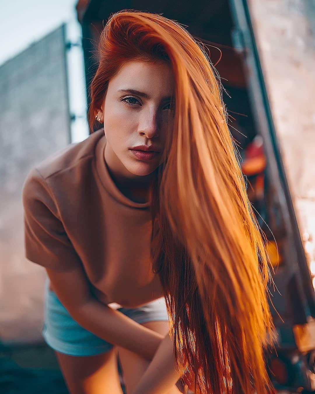 People 1080x1350 redhead long hair face women model frontal view VICTÓRIA FERNANDA Eduardo Gianni T-shirt