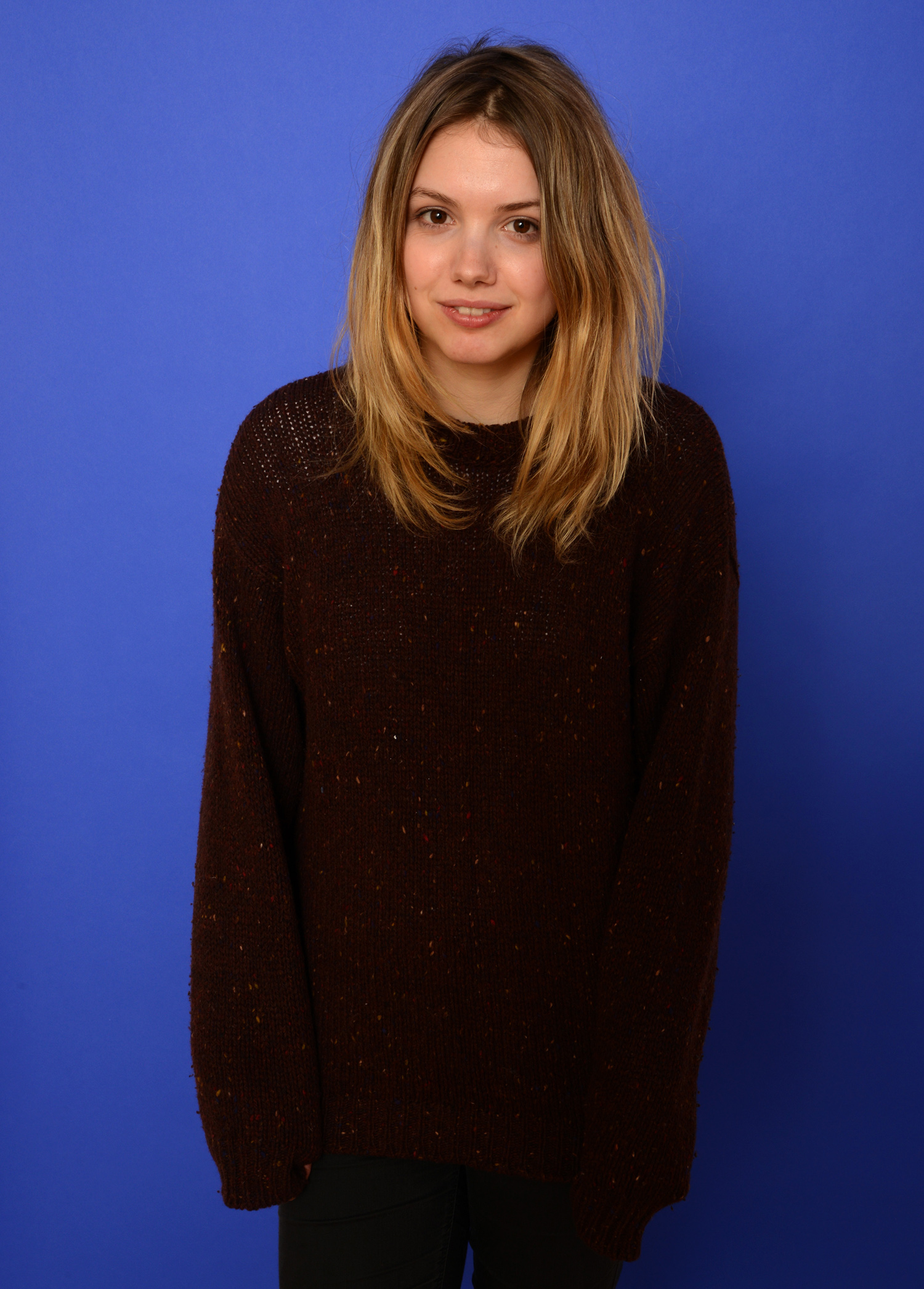 People 1500x2093 Hannah Murray women actress brunette long hair simple background sweater blue background standing women indoors