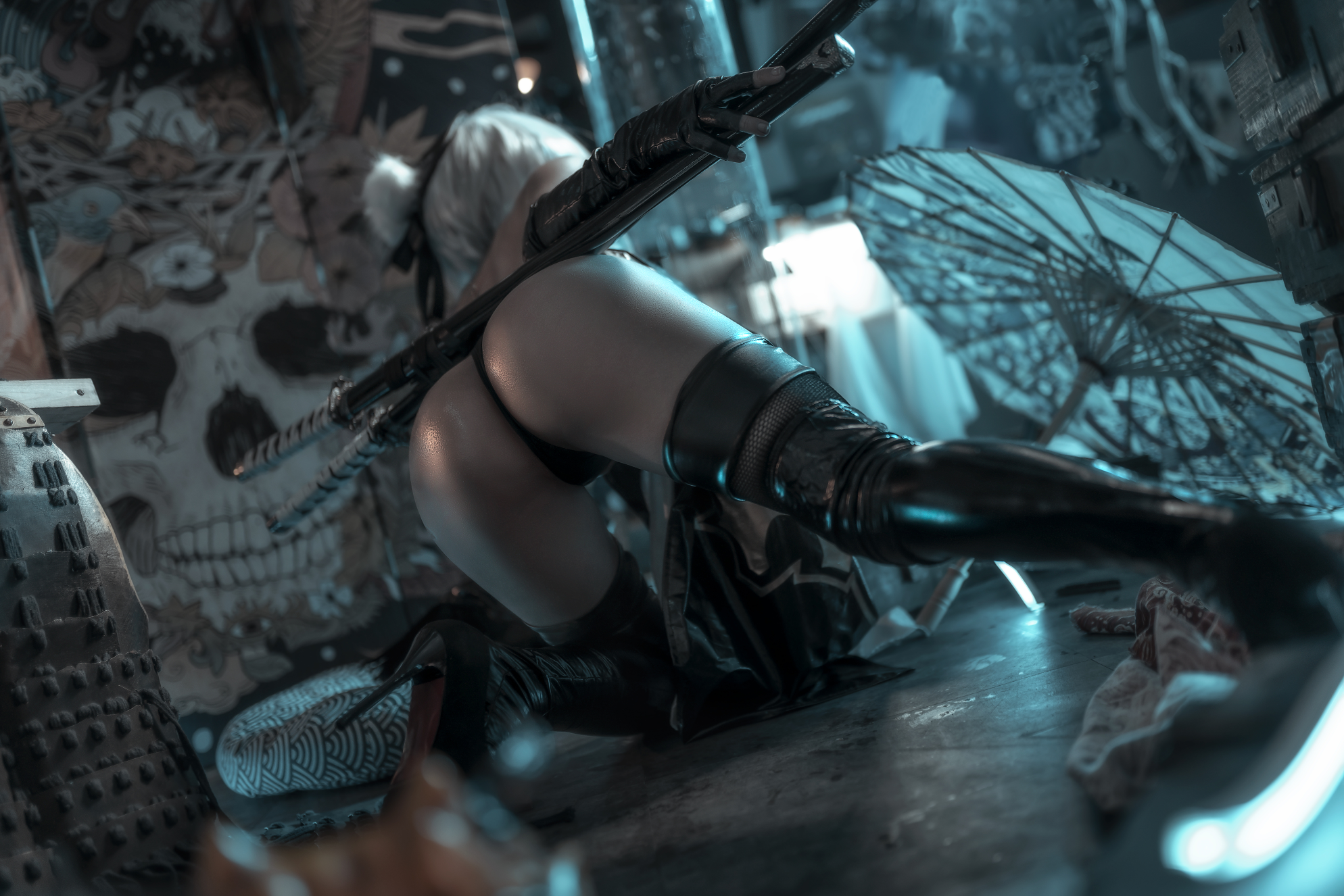 People 1988x1326 women model cosplay women indoors video games video game girls video game characters Nier: Automata 2B (Nier: Automata) short hair white hair ass thigh-highs weapon sword rear view black clothing gloves arm warmers Yixiao Cos