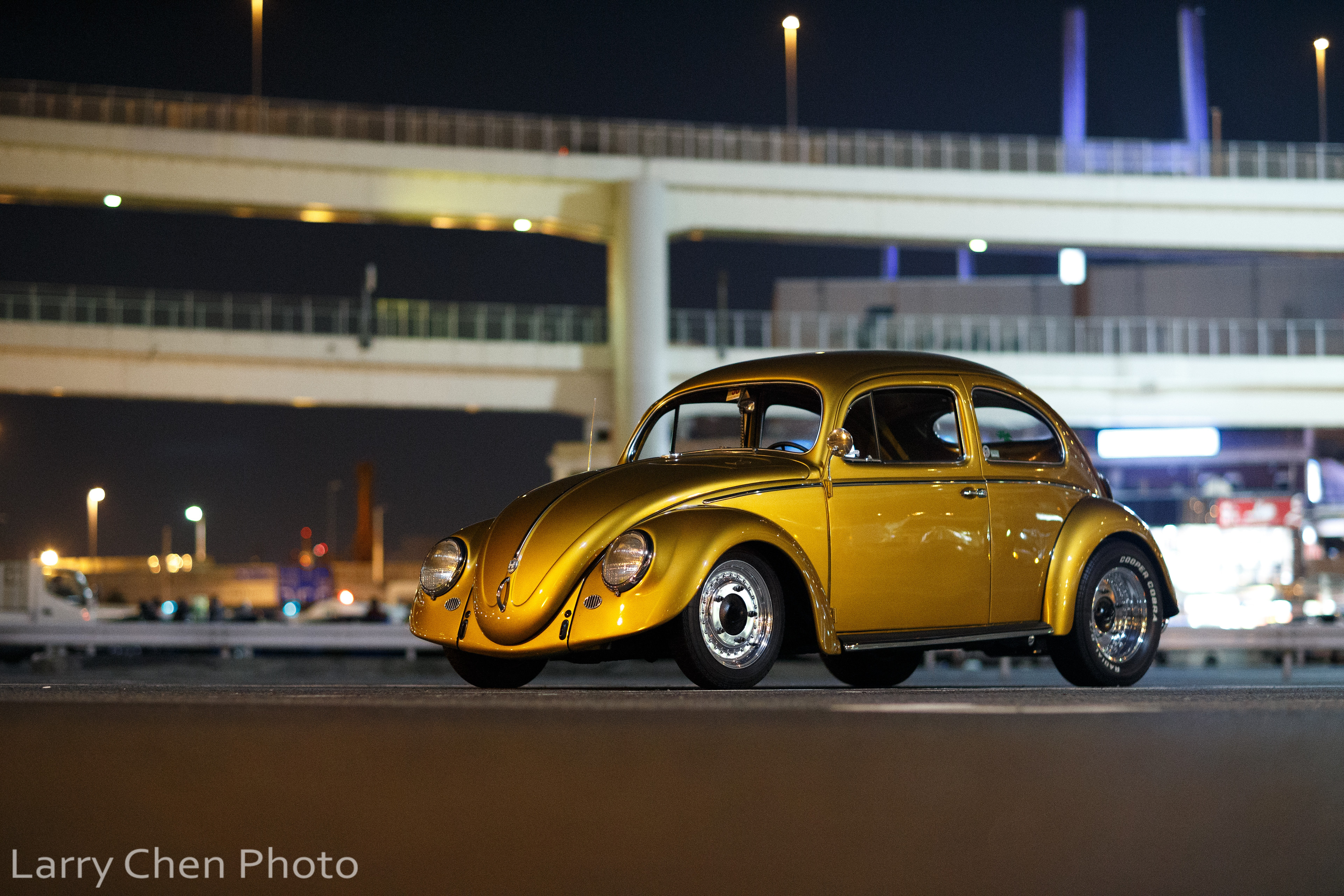 General 3840x2560 Larry Chen daikoku gold night car Volkswagen Beetle city lights old car classic car custom-made