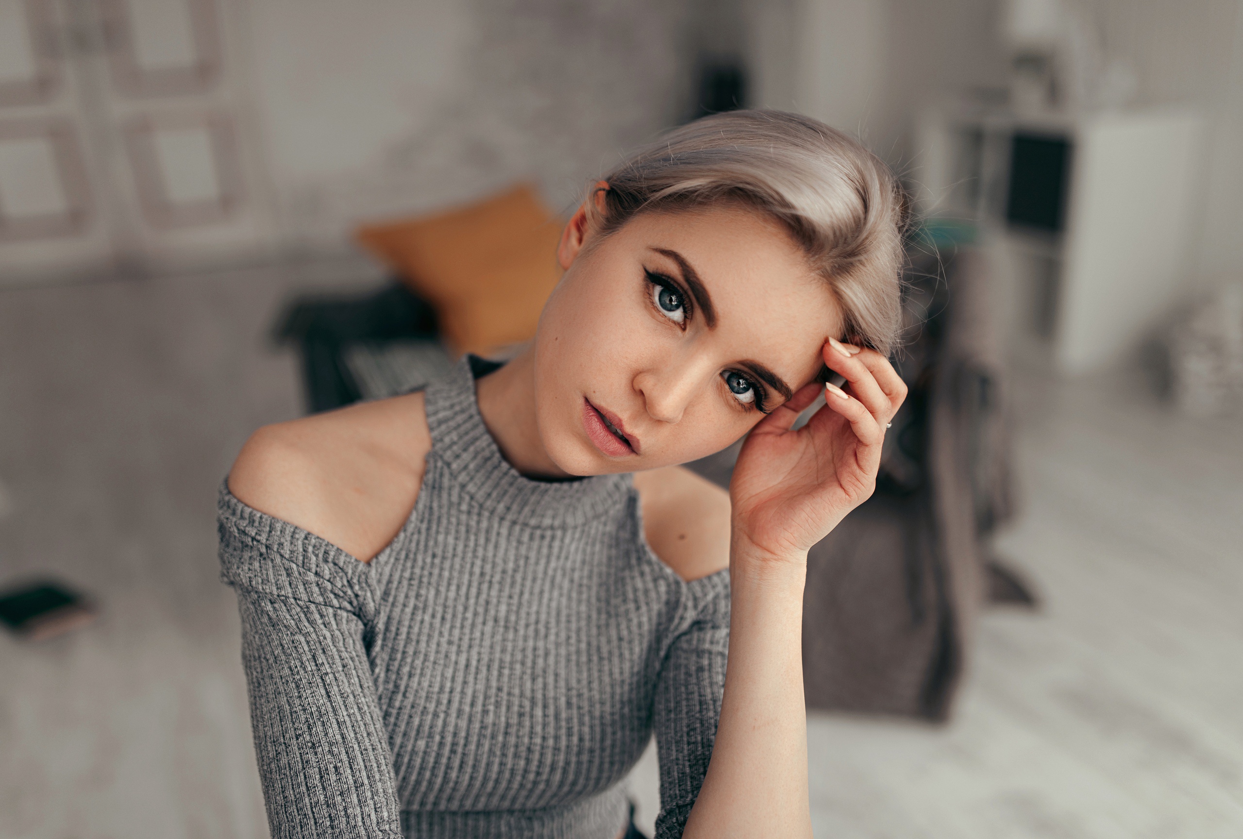 People 2560x1728 women model Sasha Rusko Regina Sergeeva face portrait makeup looking at viewer sweater grey sweater dyed hair closeup