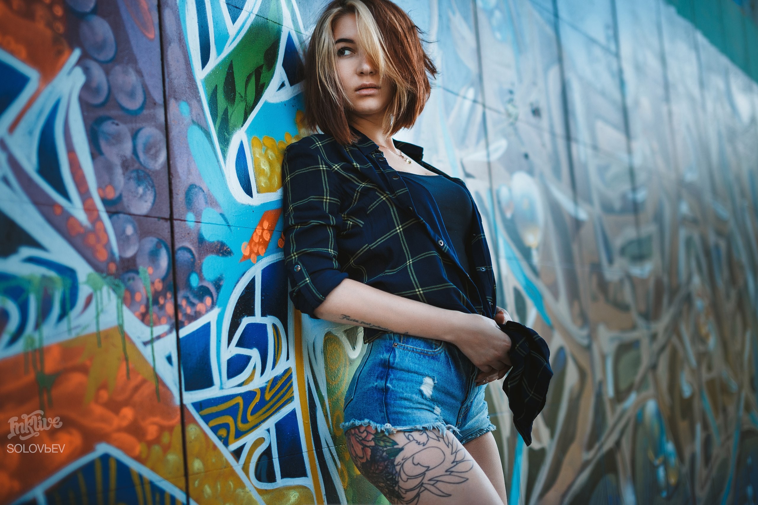 People 2560x1707 women model dyed hair jean shorts tattoo portrait shirt wall looking away Valery Slavgorodskaya high waisted shorts Artem SolovЬev graffiti