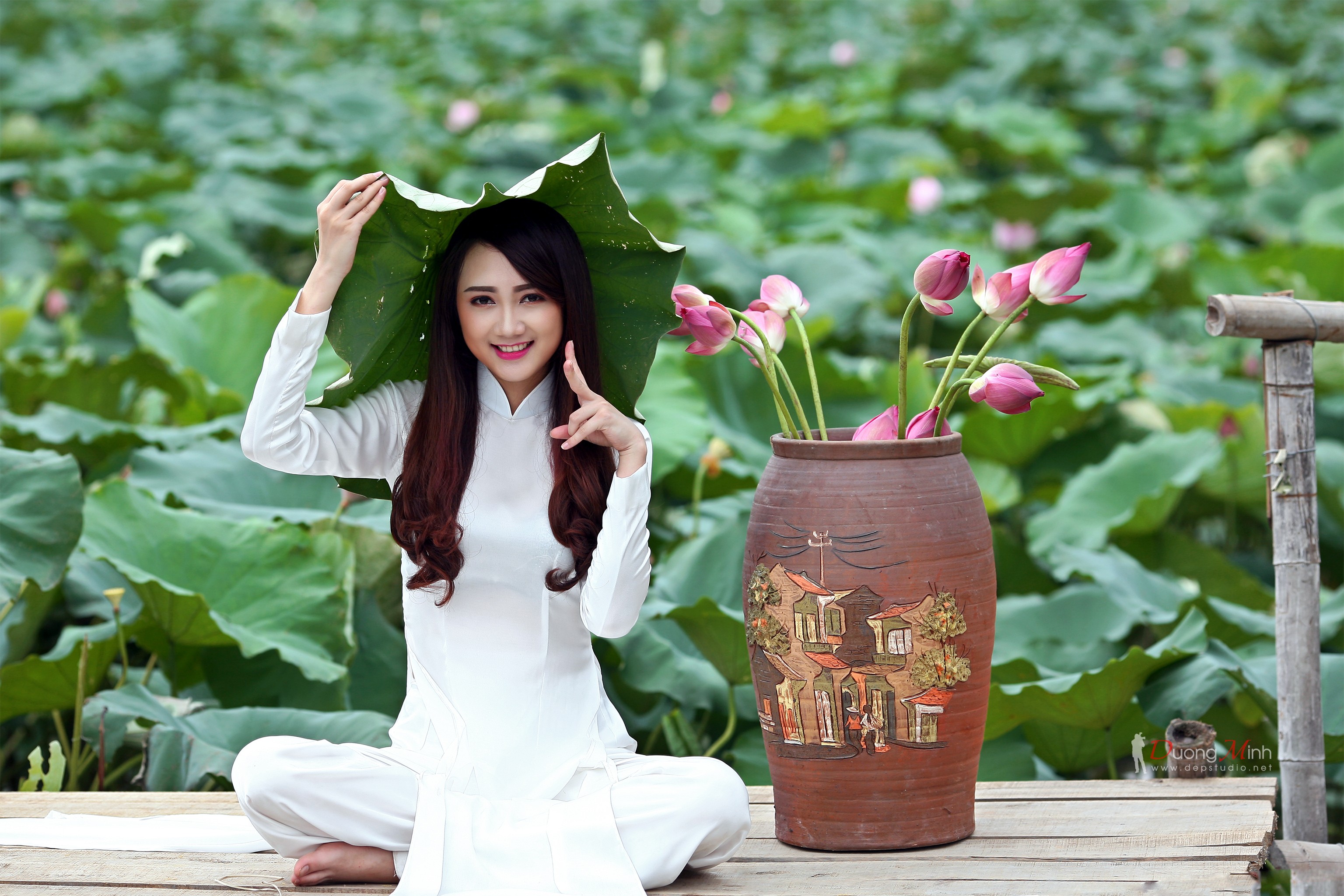 People 3072x2048 women outdoors brunette barefoot women Asian outdoors model plants flowers leaves long hair dyed hair sitting legs crossed looking at viewer watermarked white clothing smiling Asia