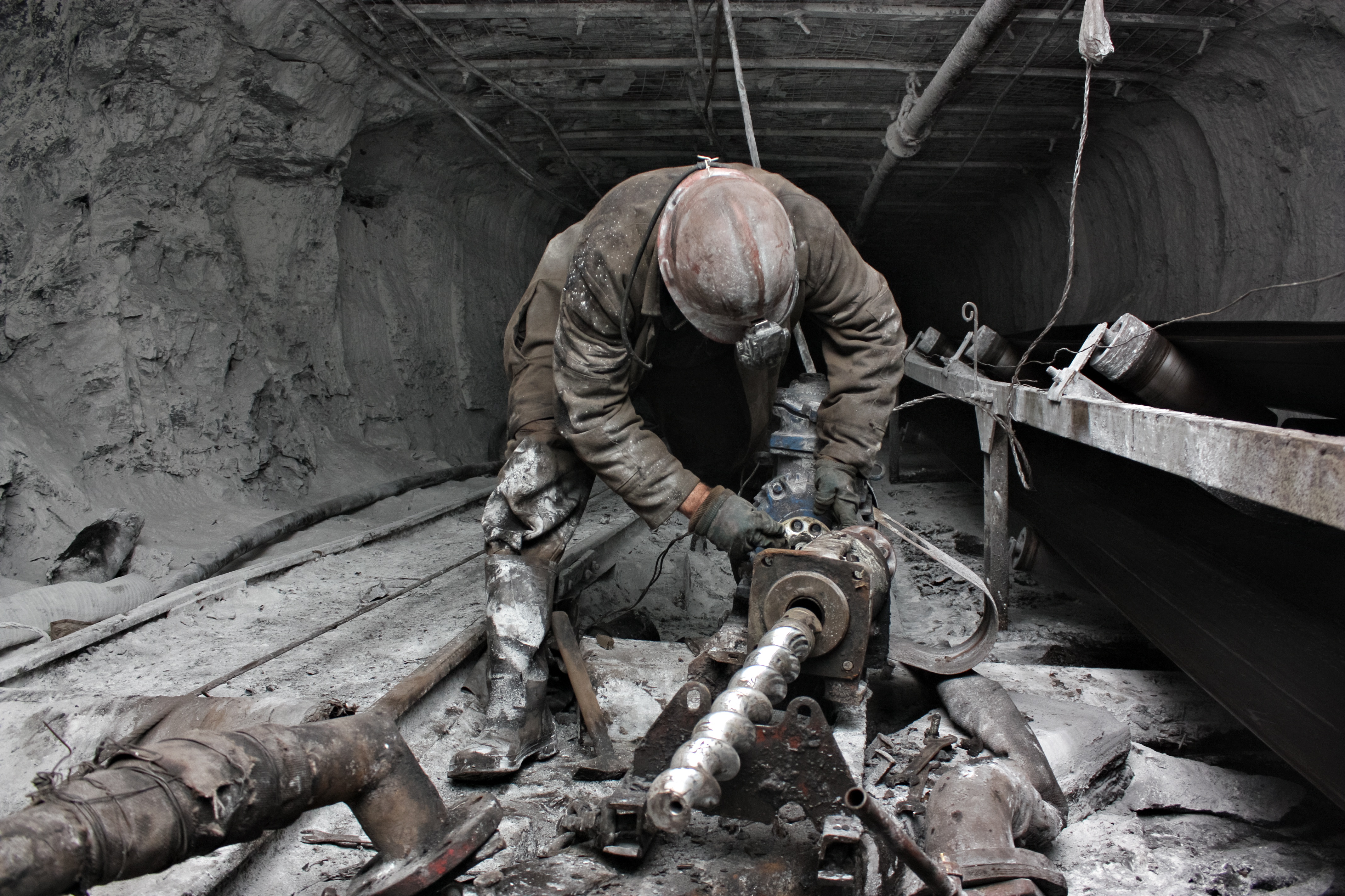 General 4272x2848 workers drill men machine underground working dust dirt rocks helmet tools