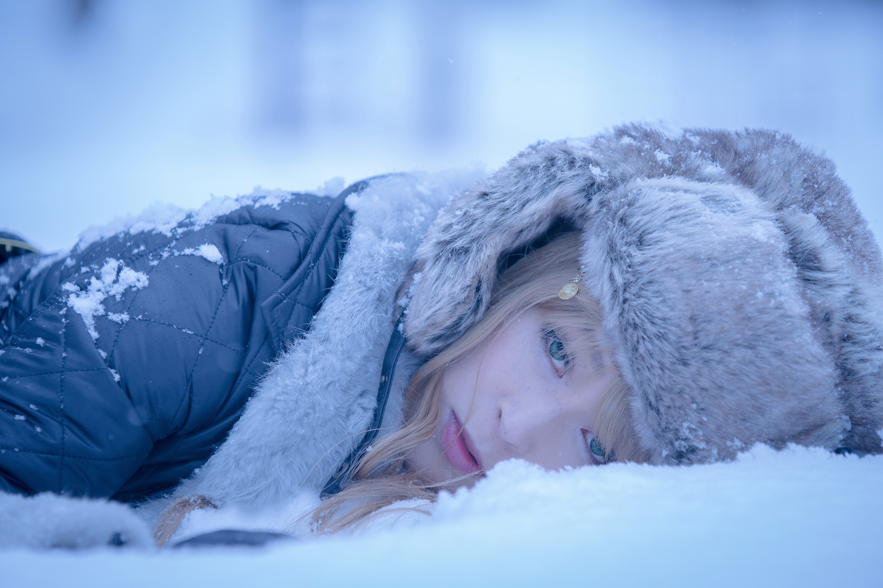 Совсем замерз. Винтер Сноу. Девушка зима. Девушка в снегу. Девушка лежит на снегу.