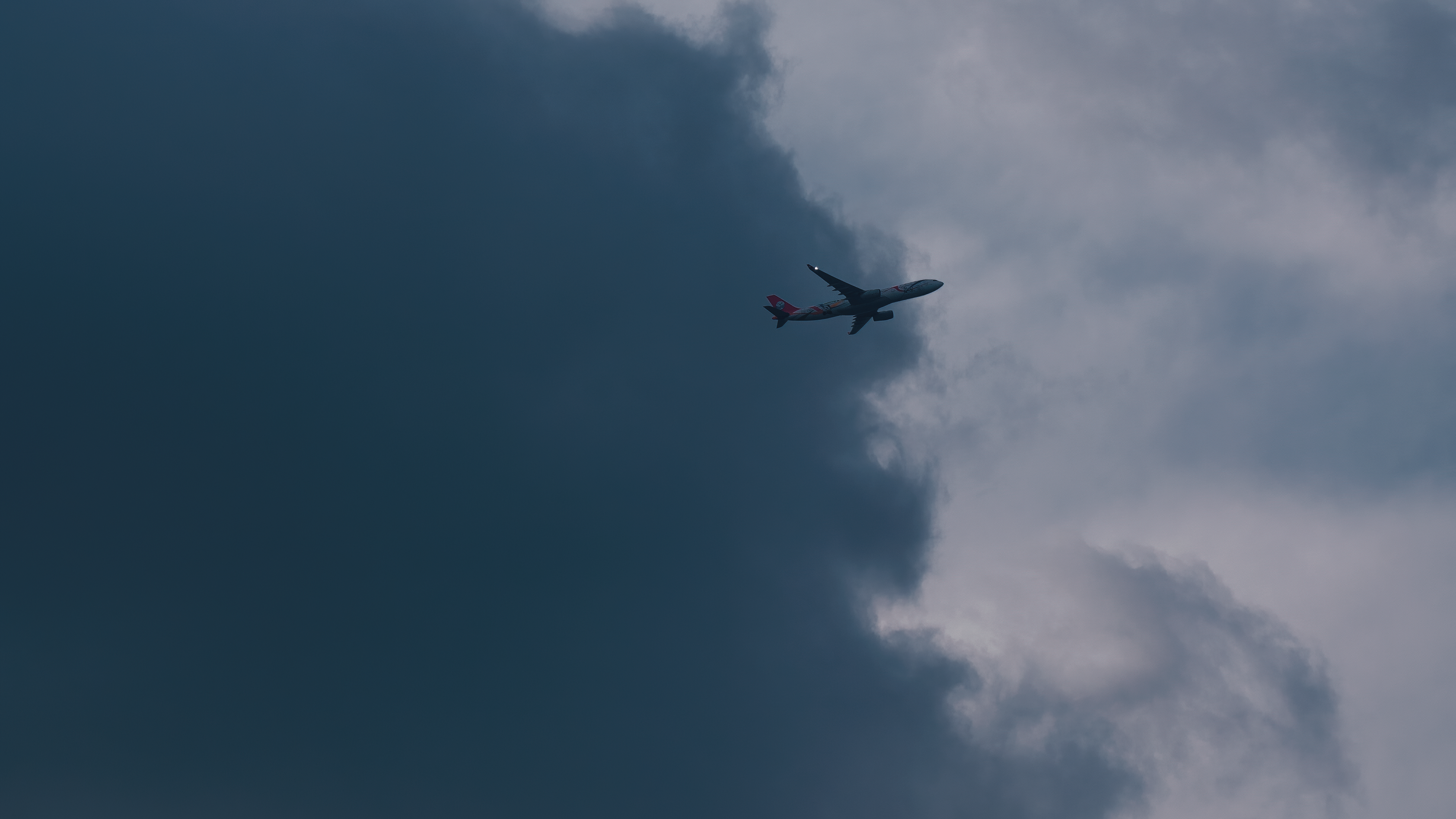 General 4000x2250 airplane sky clouds