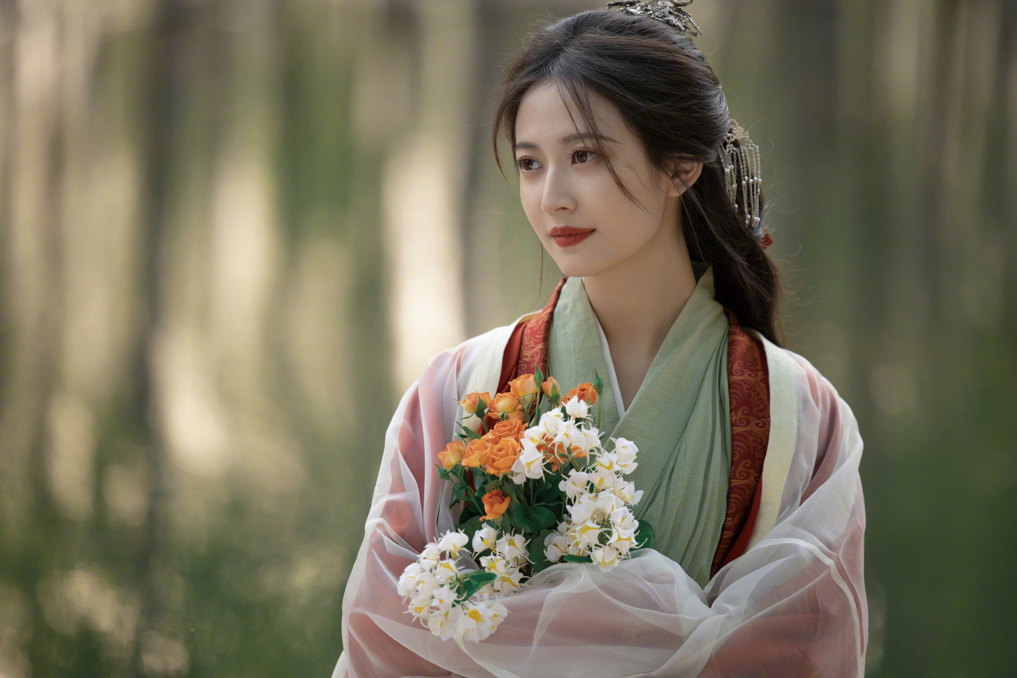 People 4096x2730 Asian women actress hanfu dark hair long hair bouquet red lipstick