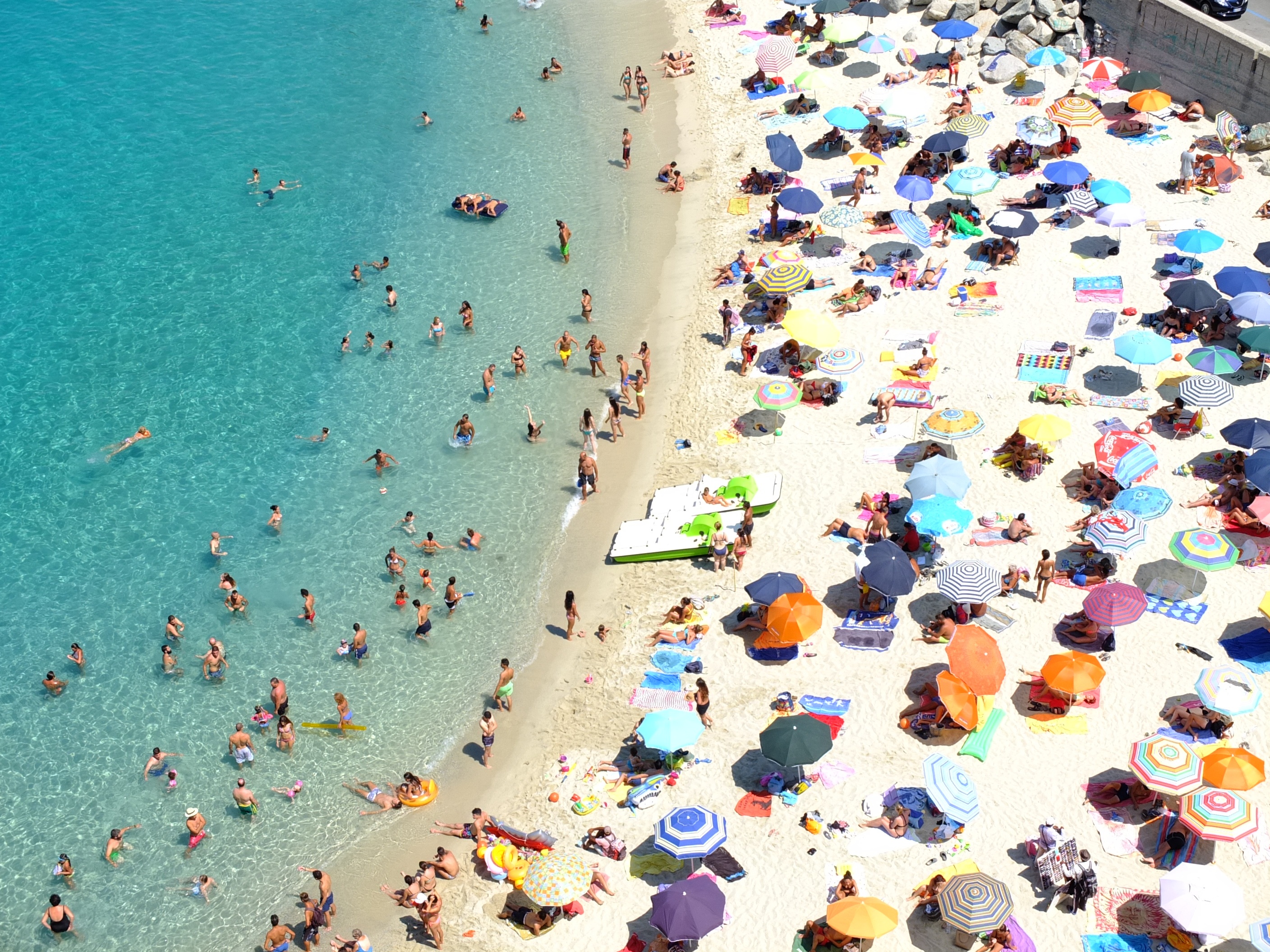 People 2816x2112 Calabria sea beach umbrella