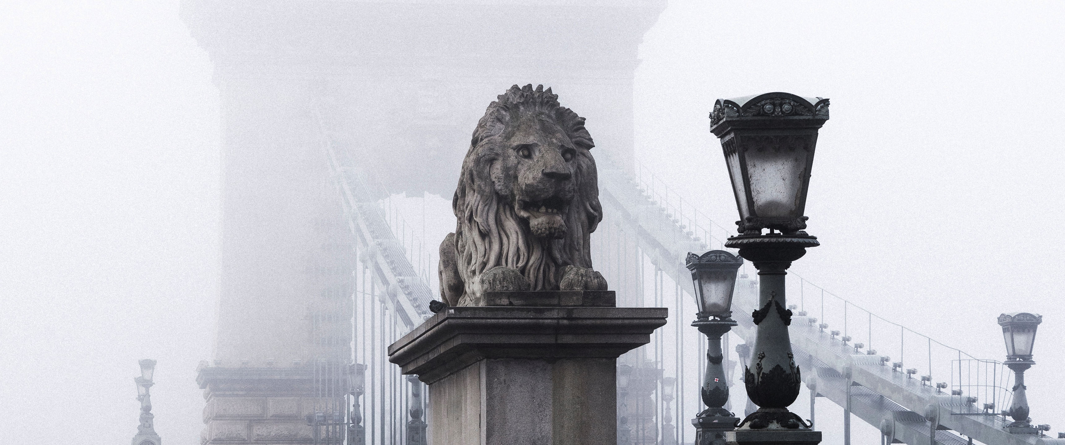 General 3440x1440 cityscape lion statue mist bridge
