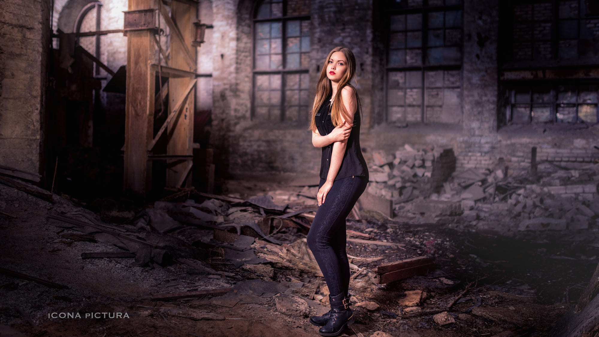 People 2000x1125 Icona Pictura women 500px photography black top black clothing black pants ruins blonde red lipstick model long hair straight hair holding hands standing black boots closed mouth abandoned
