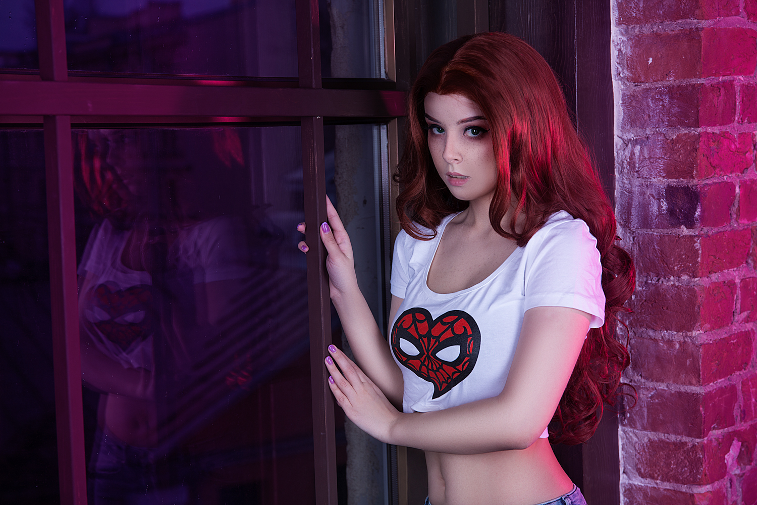 People 1500x1000 Helly von Valentine women model redhead looking at viewer short tops freckles belly window reflection painted nails cosplay Mary Jane Watson Spider-Man women indoors by the window T-shirt crop top