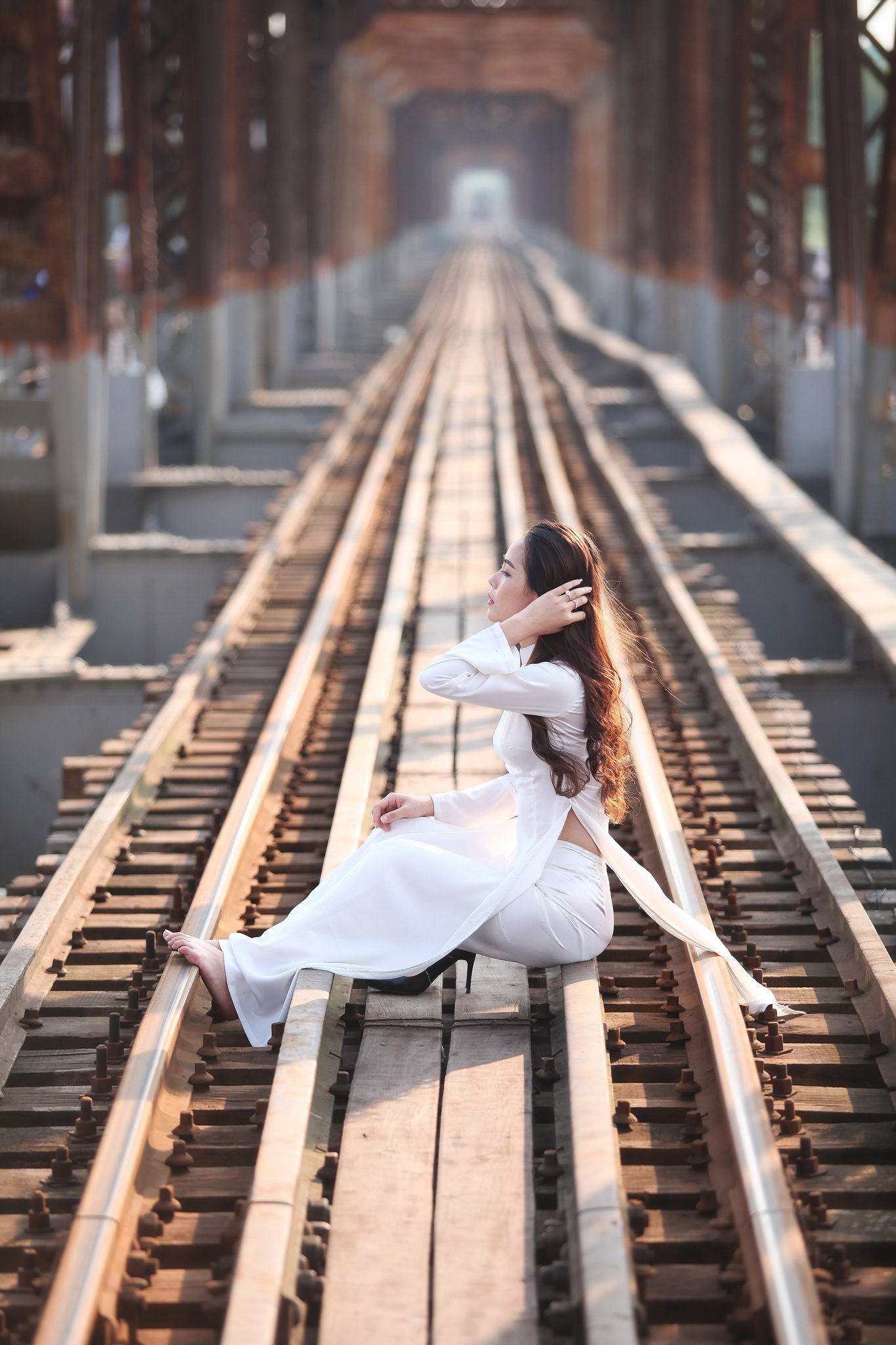 People 1365x2048 women áo dài white dress railway Vietnamese depth of field Asian