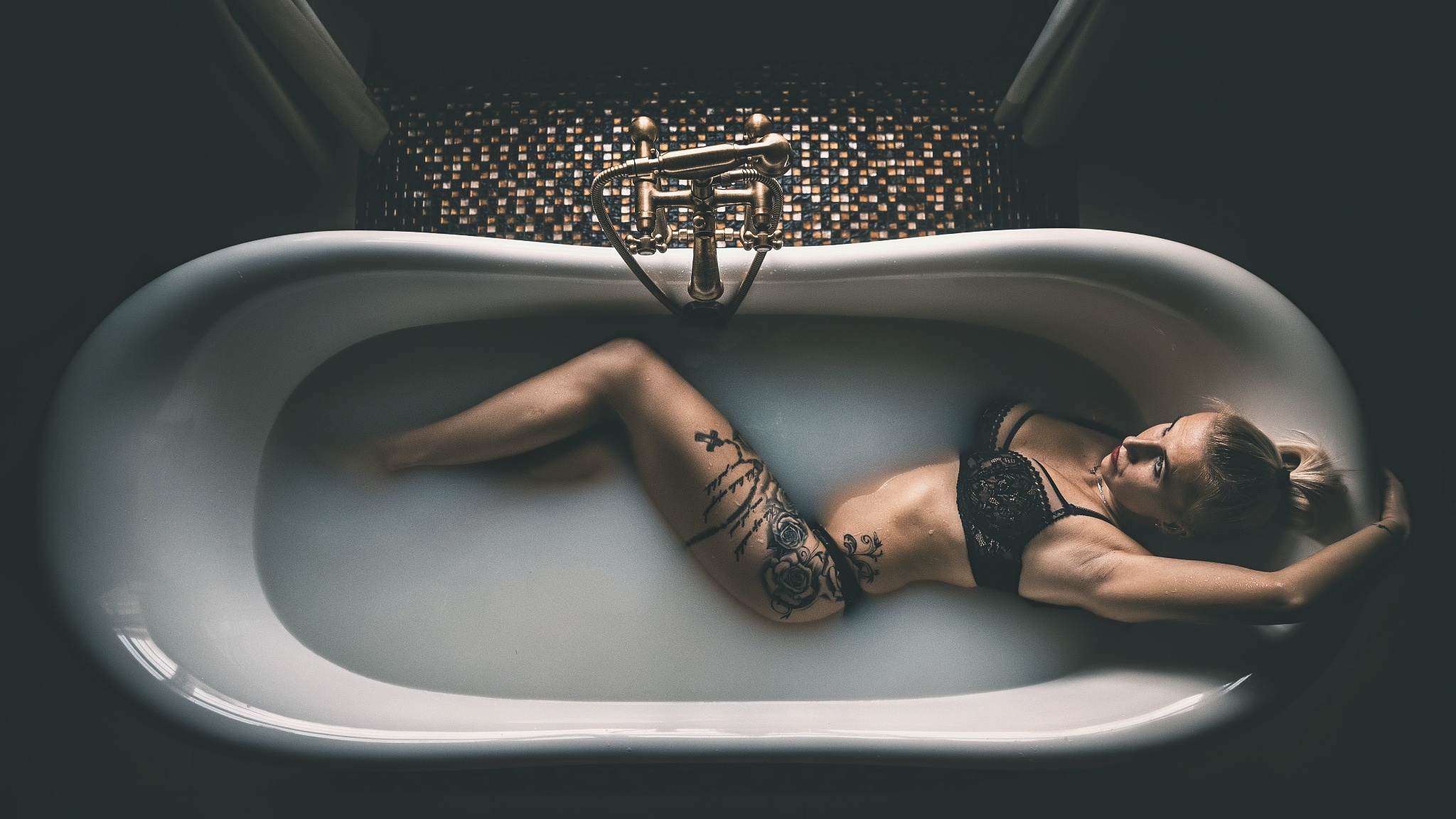 People 2048x1152 women model in bathtub women indoors indoors bathtub inked girls legs bra black bras