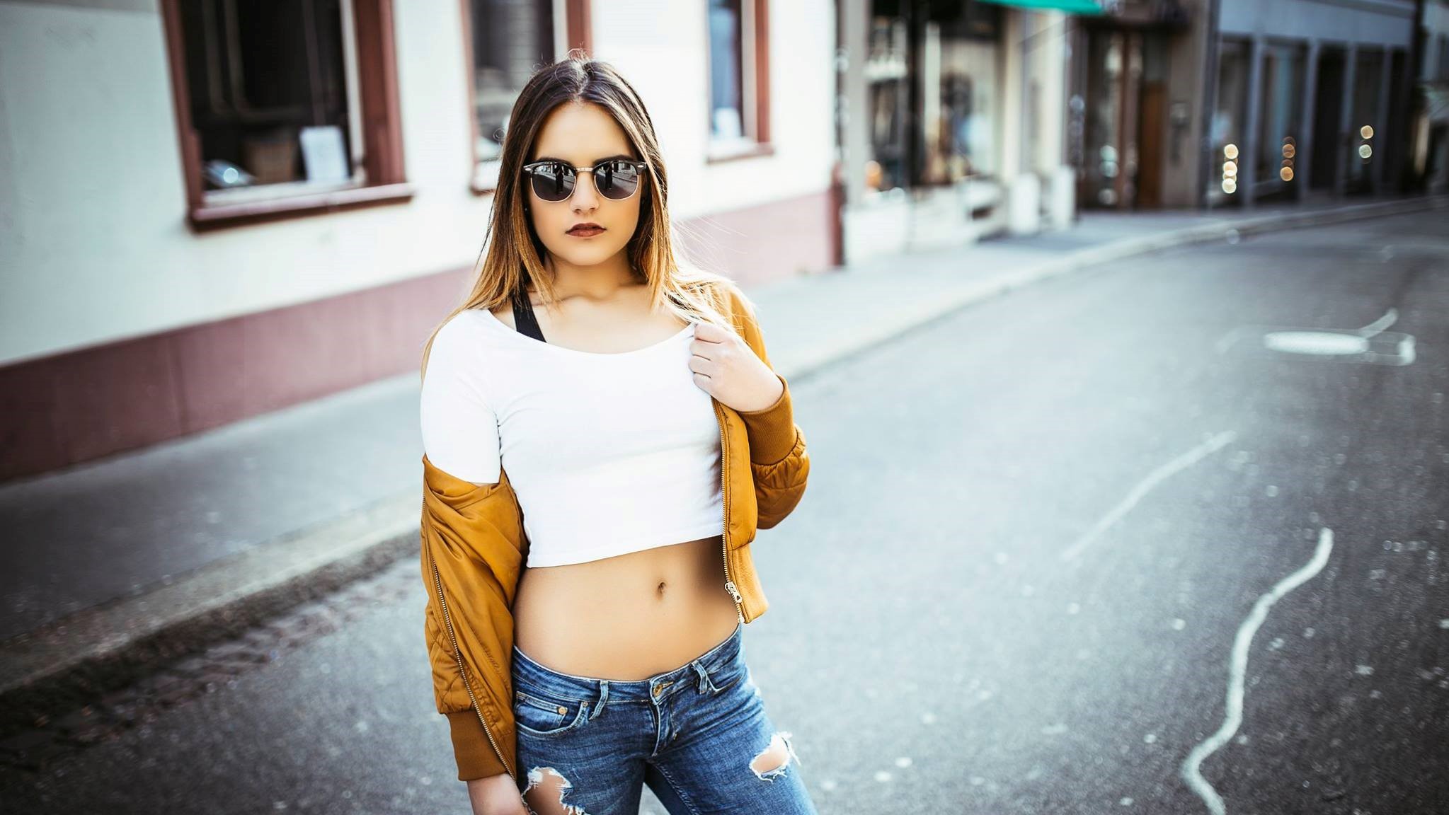 People 2047x1152 bare midriff crop top belly belly button low rise jeans innie navel model depth of field photography fashion photography fashion Aurelia Giuliano women with shades red lipstick urban outdoors women outdoors standing street orange jacket women