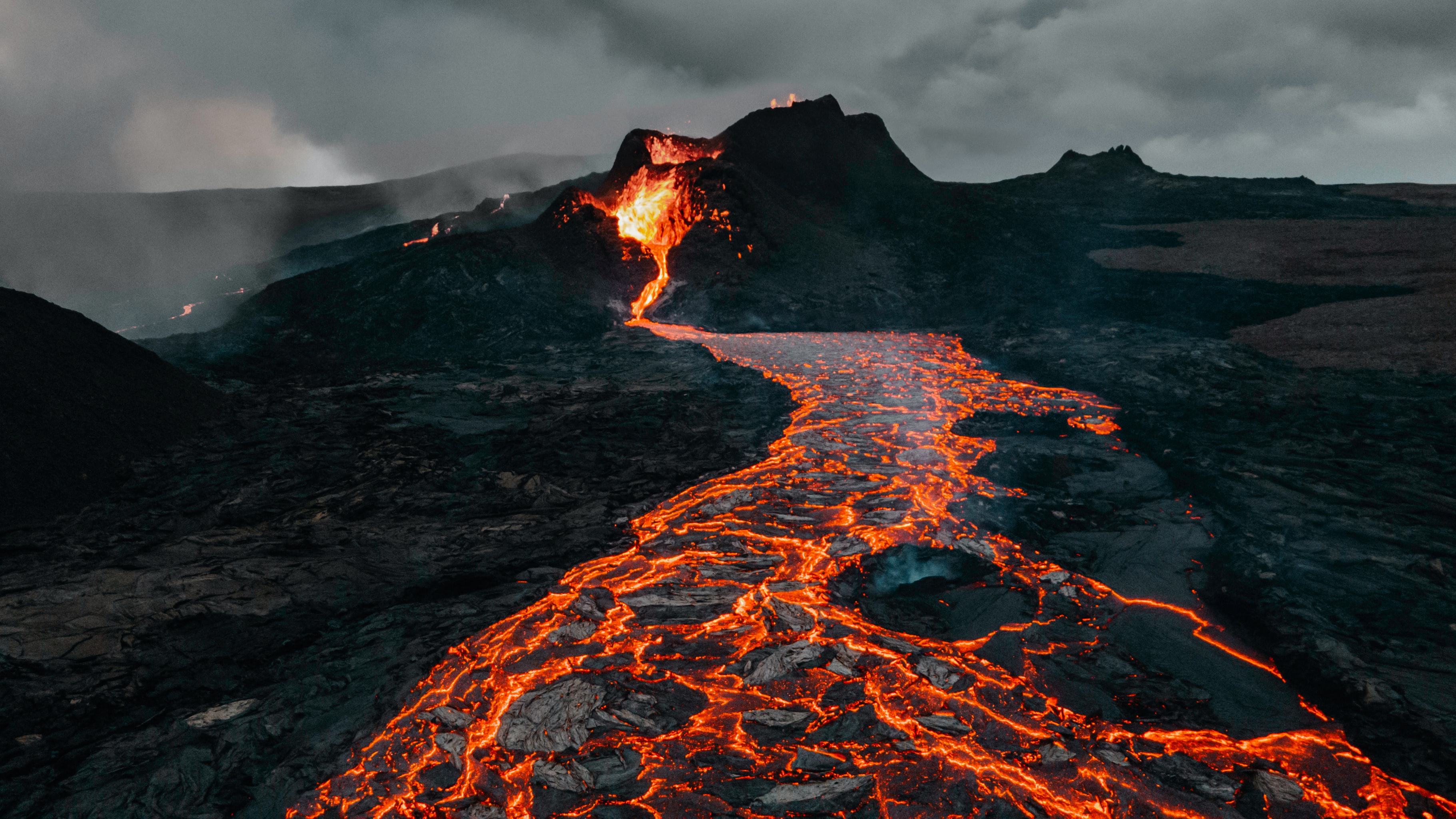 General 3642x2049 landscape nature volcano eruption lava
