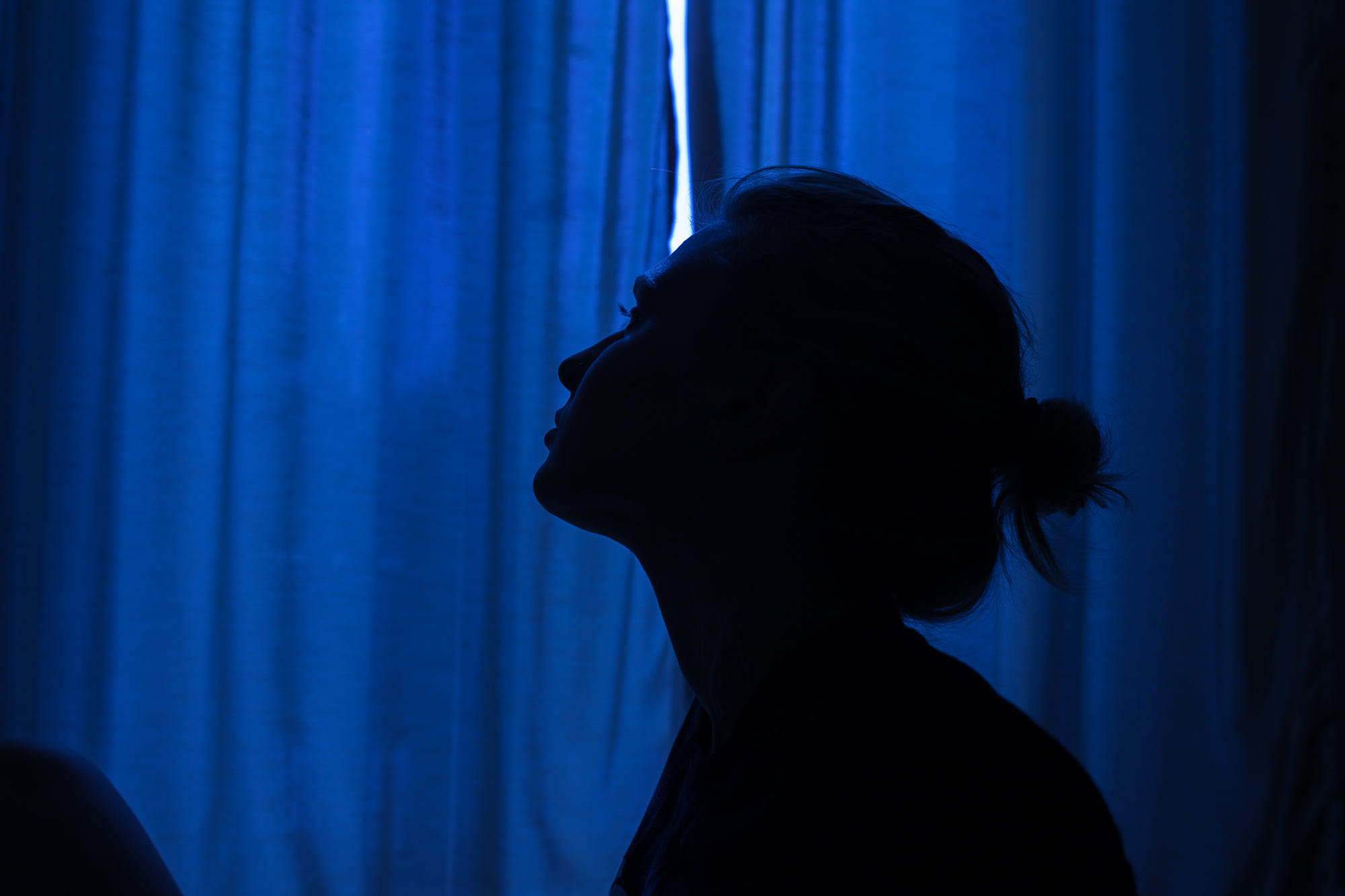 People 2000x1333 Artem Galkevich women brunette morning blue light model silhouette women indoors curtains