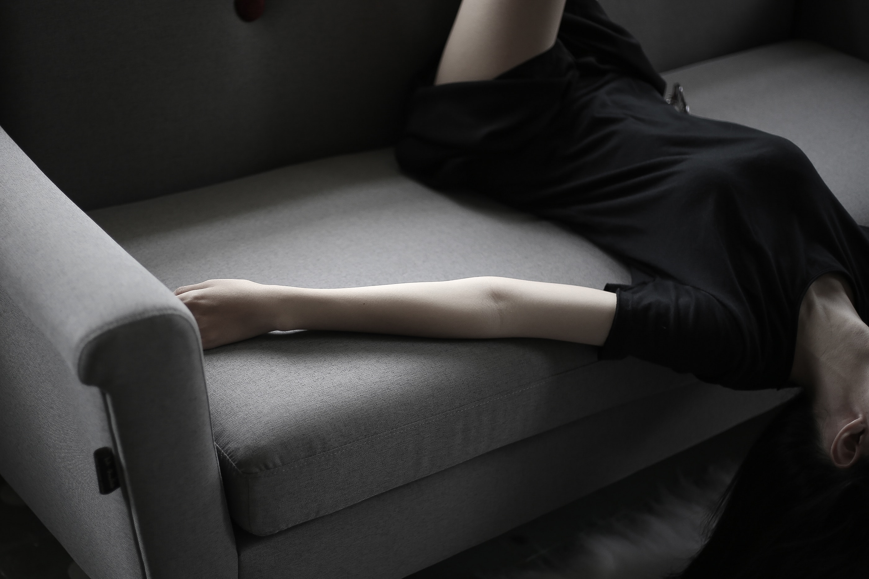 People 2800x1867 photography women on sofa couch lying on couch