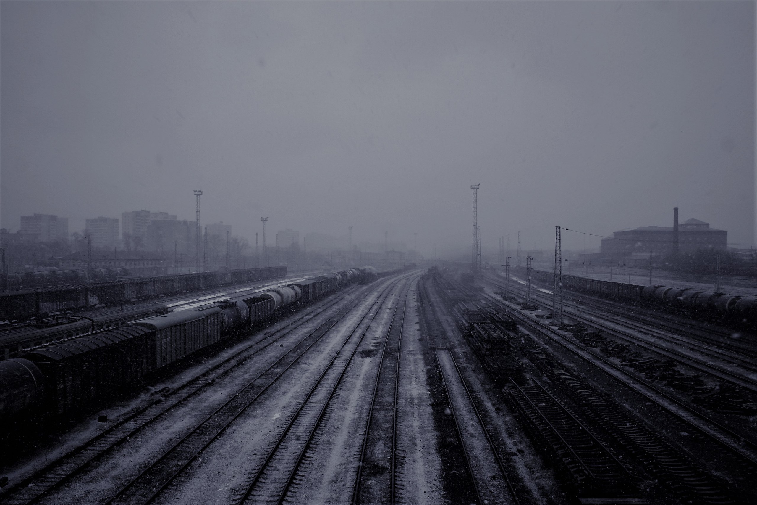 General 2560x1706 train winter mist loneliness Russia railway city house faded morning
