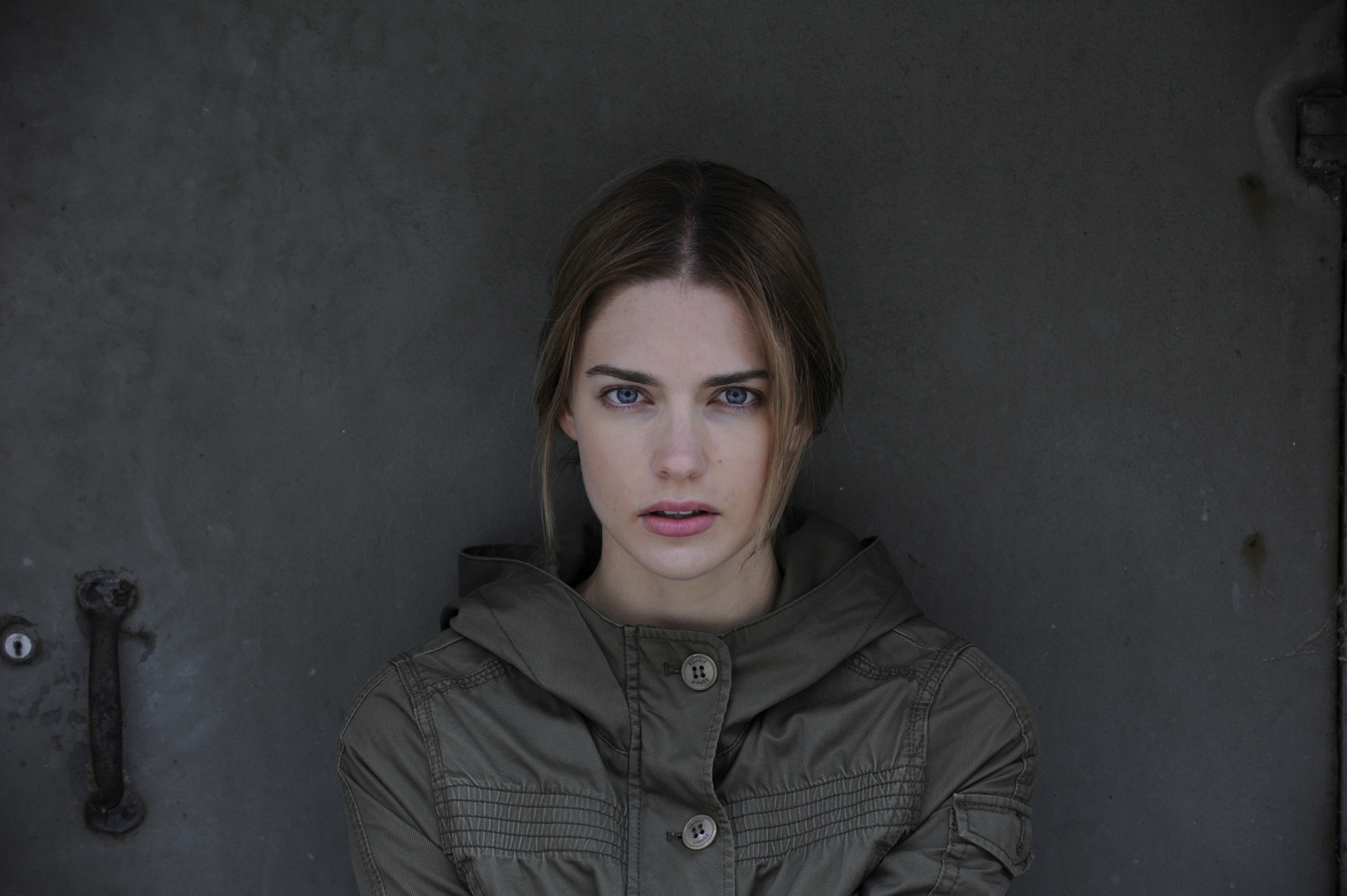 Laura Berlin, women, model, blue eyes, German, actress, frontal view, dark  gray, grey jacket