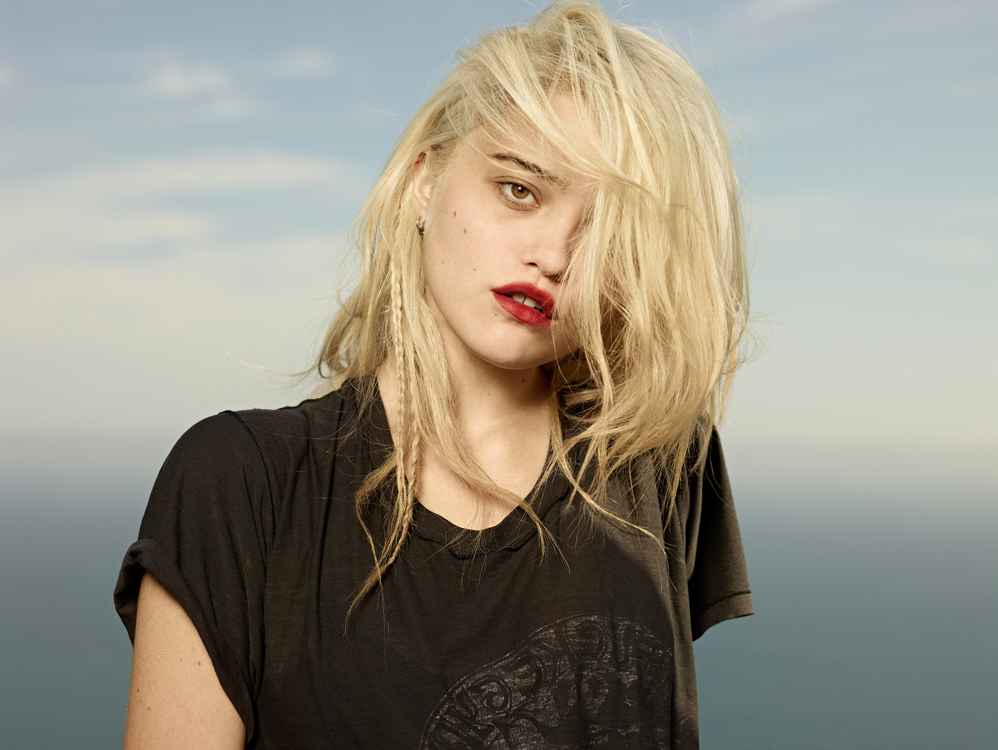 People 2000x1503 Sky Ferreira women singer actress blonde face lipstick T-shirt closeup simple background