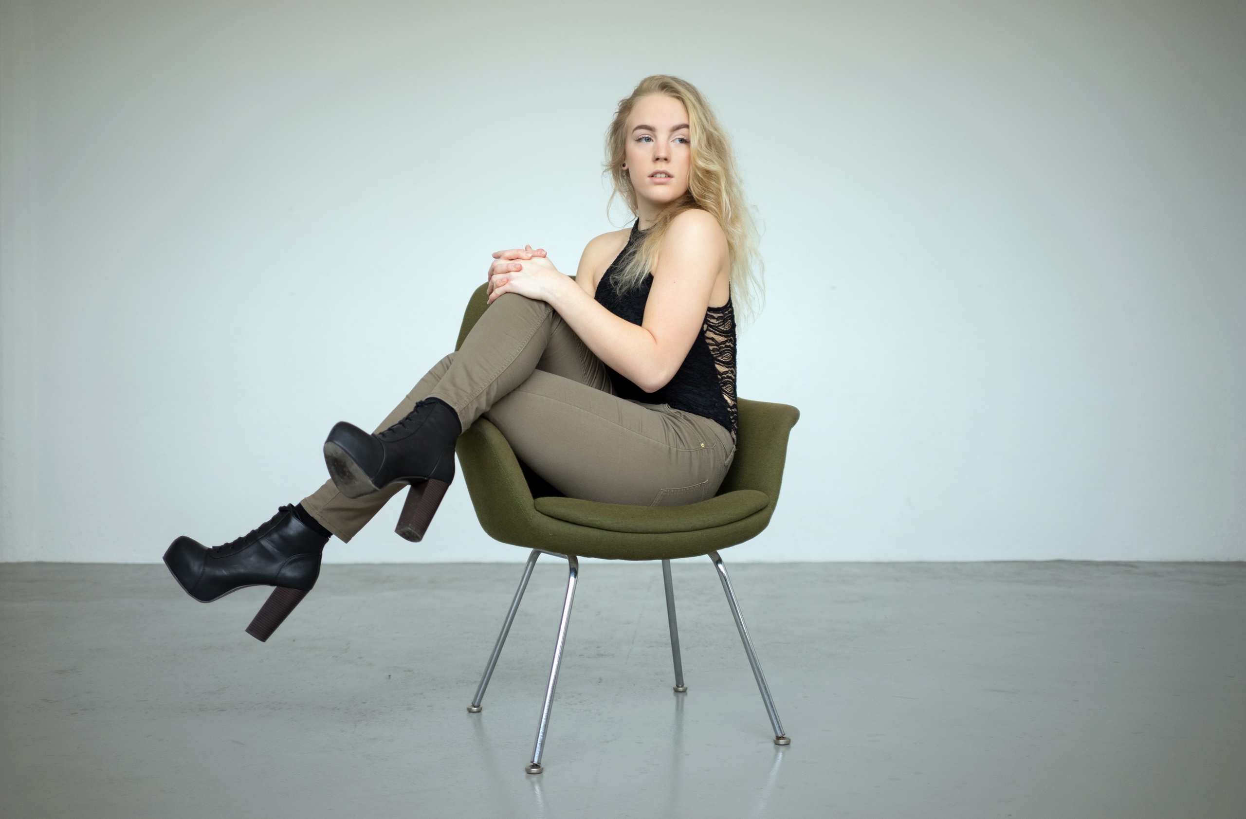 People 2560x1683 women model simple background legs crossed blonde chair