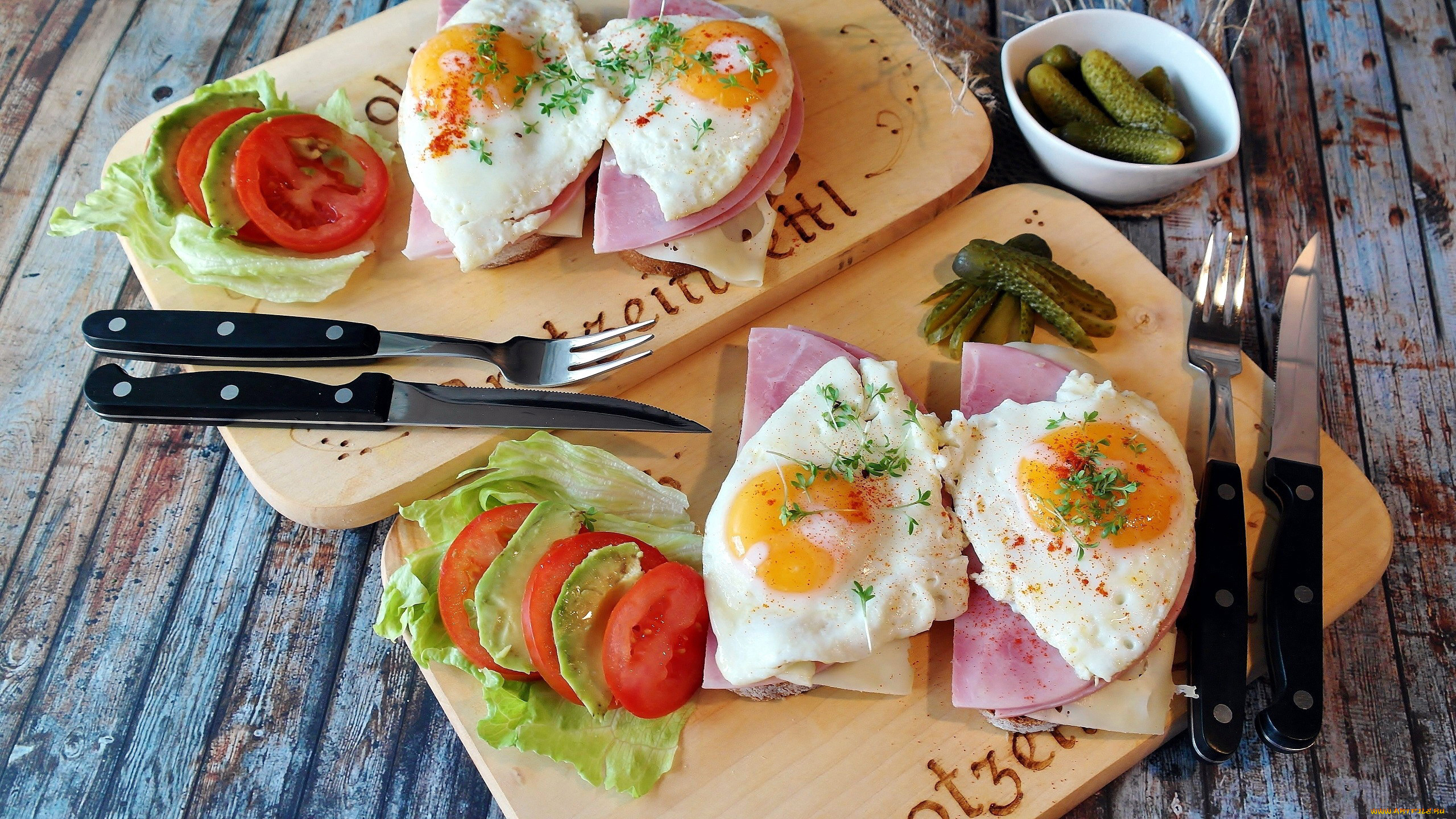 General 2560x1440 food eggs tomatoes breakfast wooden surface cutting board fork table knife lettuce cheese ham bread pickles wood closeup
