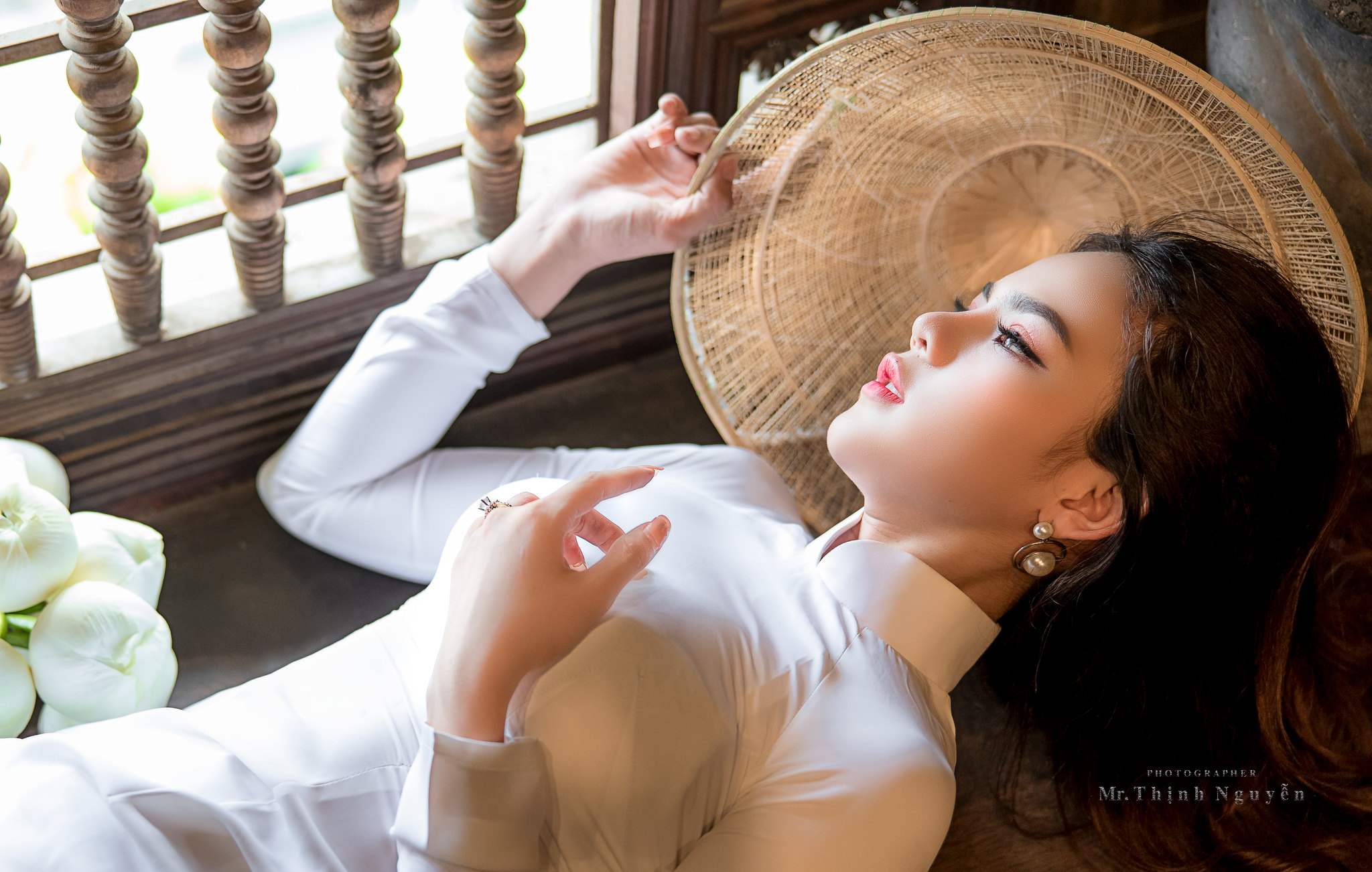 People 2048x1302 Asian model women long hair brunette white dress traditional clothing áo dài Vietnam Vietnamese Vietnam dress