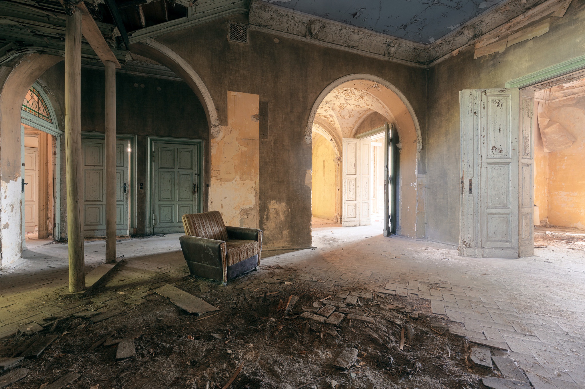 General 2048x1365 ruins old building room indoors abandoned