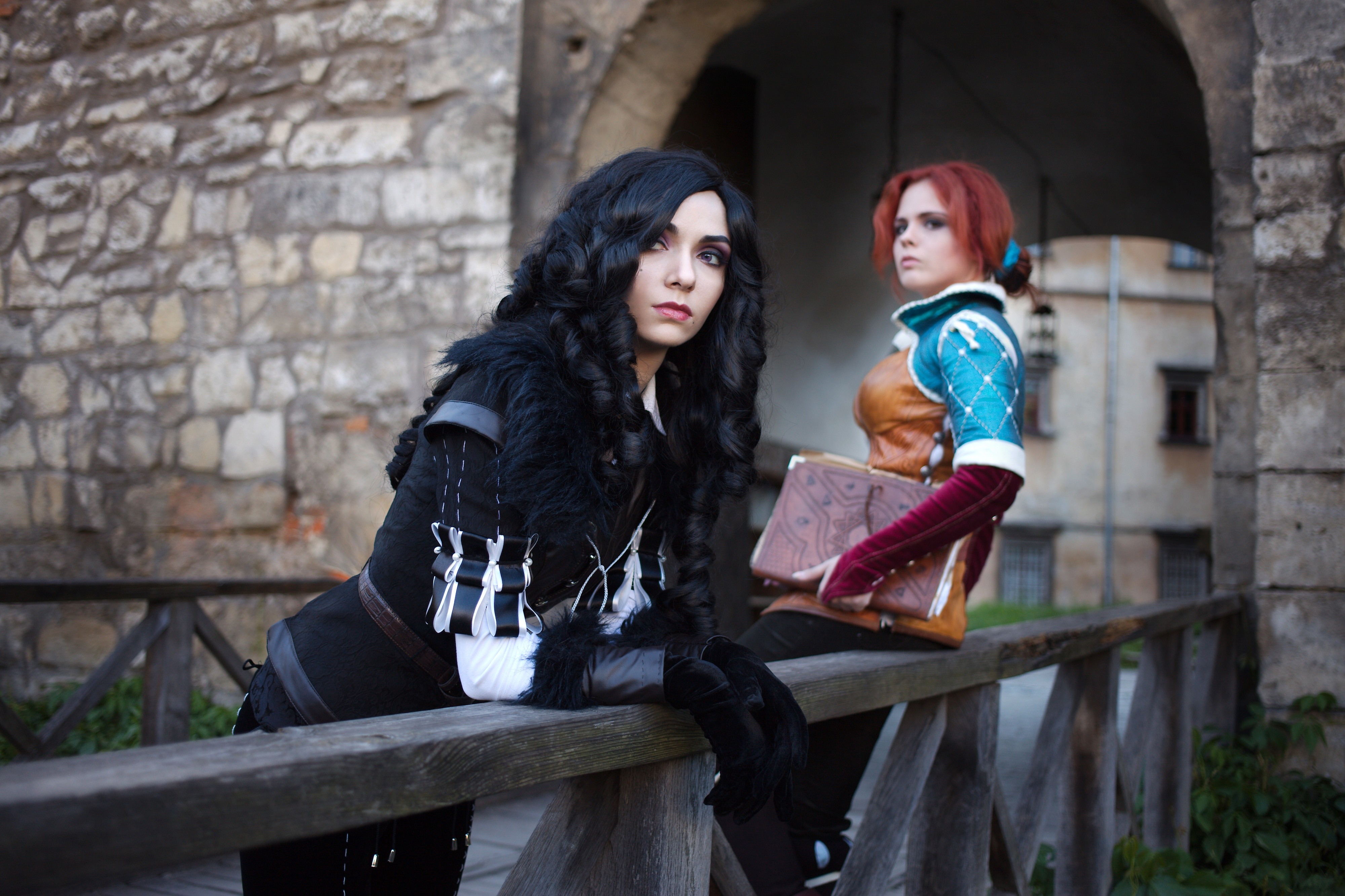 People 4000x2666 The Witcher 3: Wild Hunt Yennefer of Vengerberg cosplay Triss Merigold women redhead outdoors looking away black gloves costumes video game girls model black hair fantasy girl two women video game characters